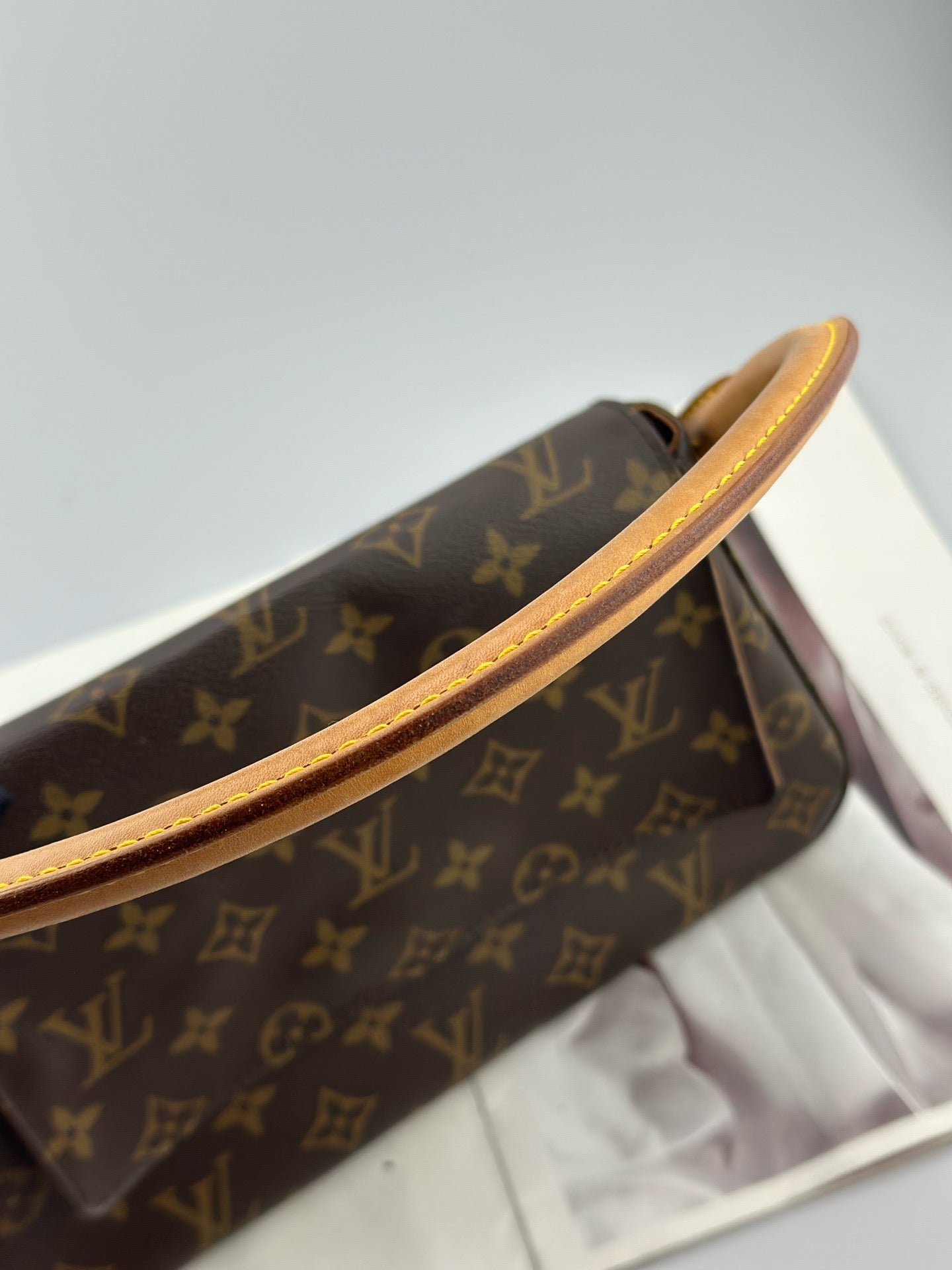 Louis Vuitton - Looping PM - Monogram coated canvas, Vachetta leather - Brown - (Small)