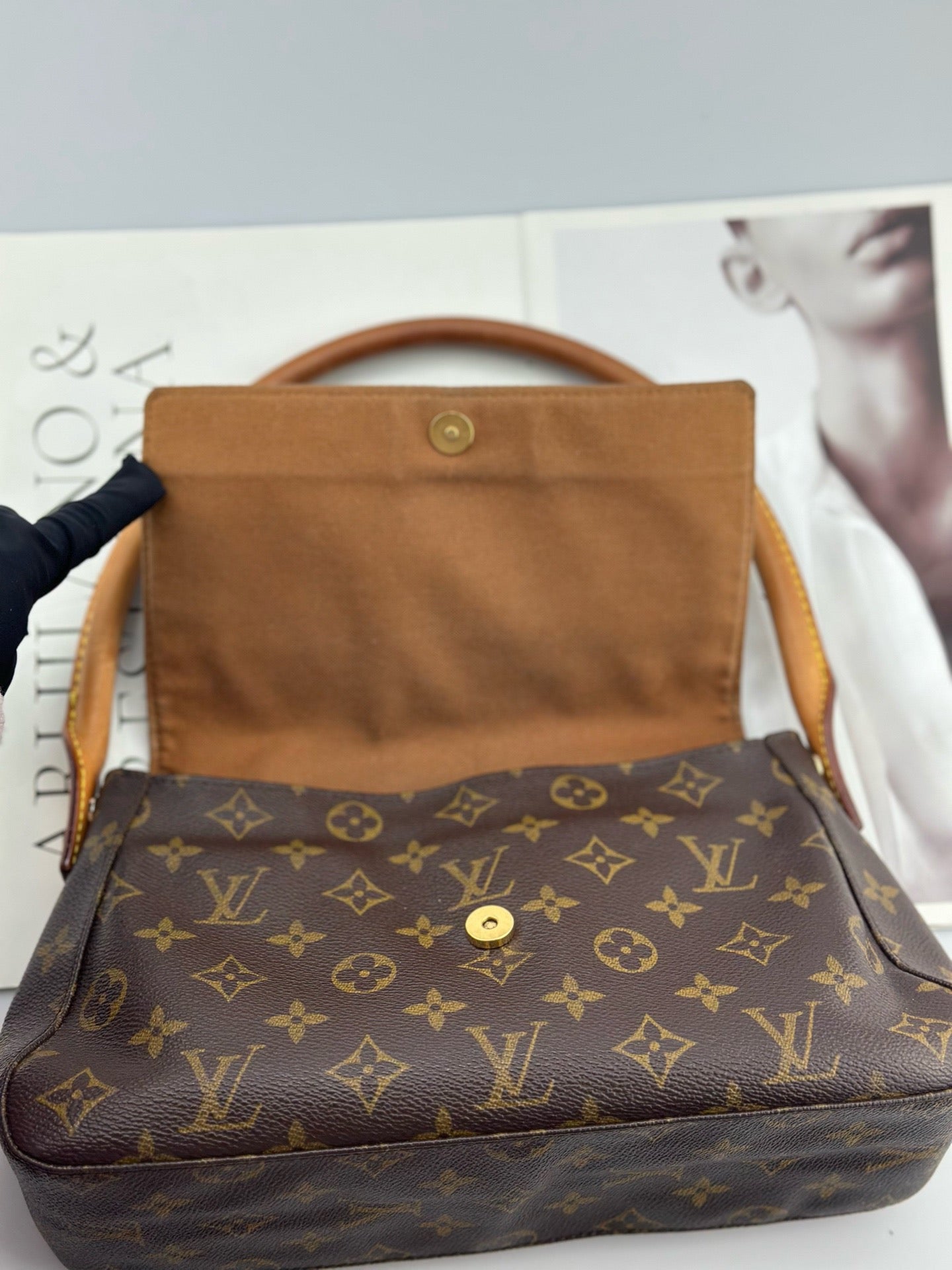 Louis Vuitton - Looping Small - Monogram coated canvas with Vachetta leather trim - Brown - (Small)