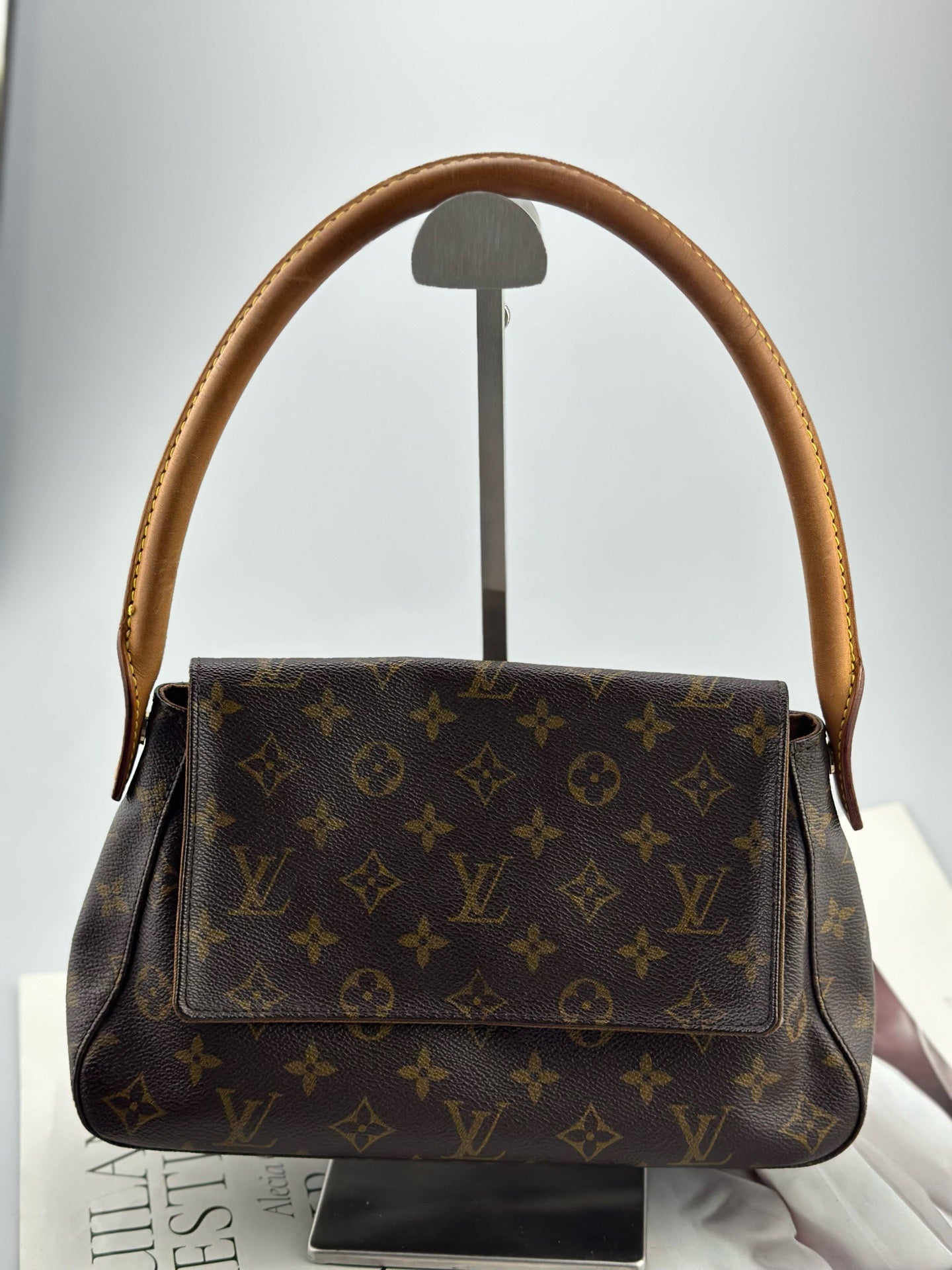 Louis Vuitton - Looping Small - Monogram coated canvas with Vachetta leather trim - Brown - (Small)