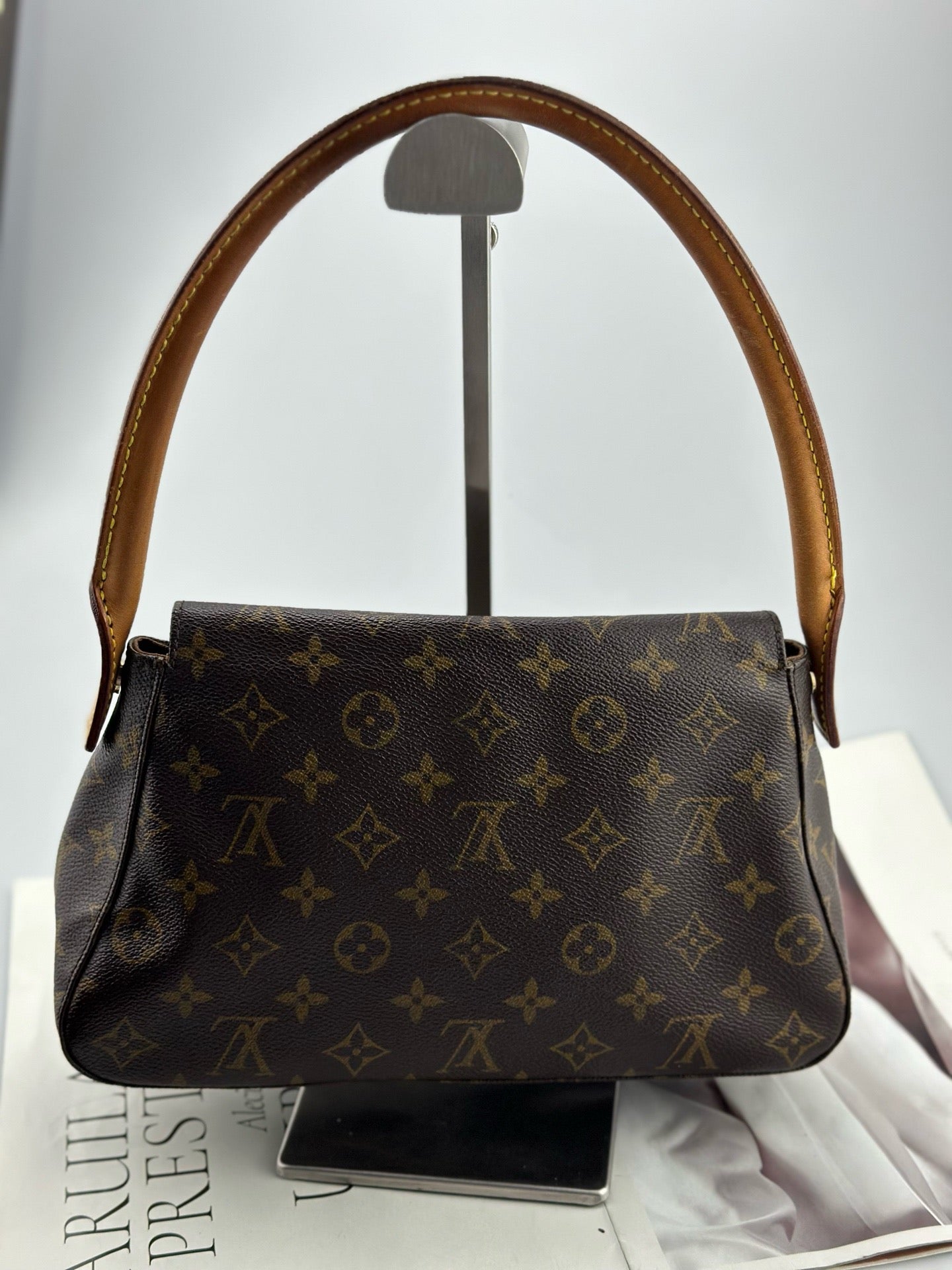 Louis Vuitton - Looping Small - Monogram coated canvas with Vachetta leather trim - Brown - (Small)