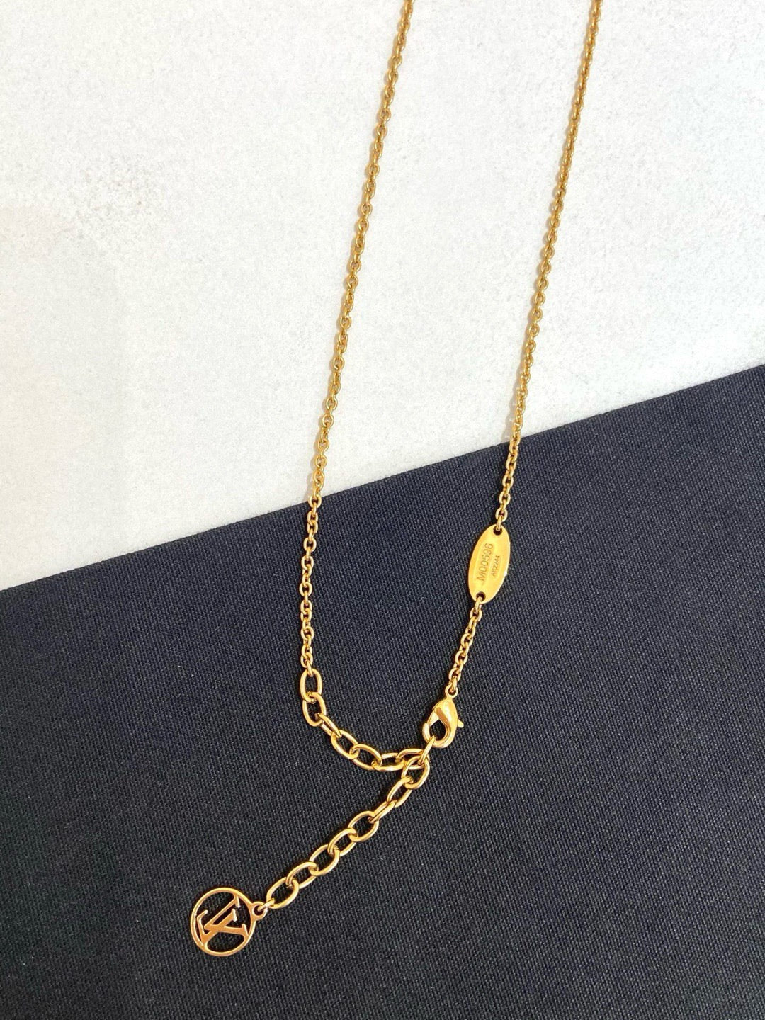 Louis Vuitton - LV Iconic Necklace - Metal with gold-color finish and crystal - Gold