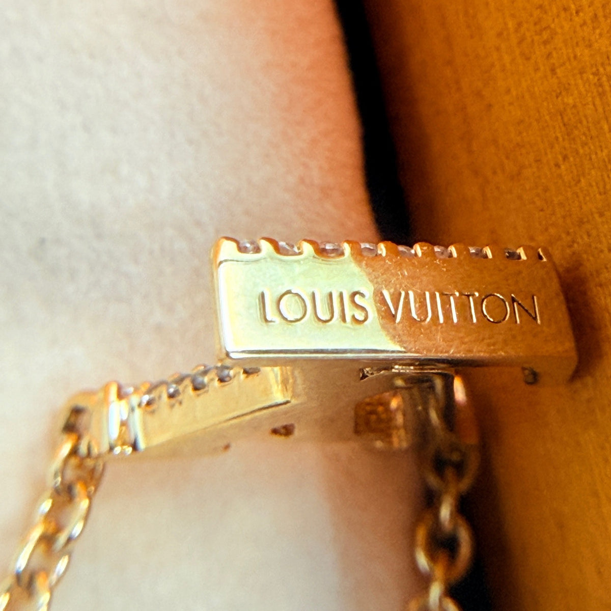 Louis Vuitton - LV Iconic Necklace - Metal with gold-color finish and crystal - Gold