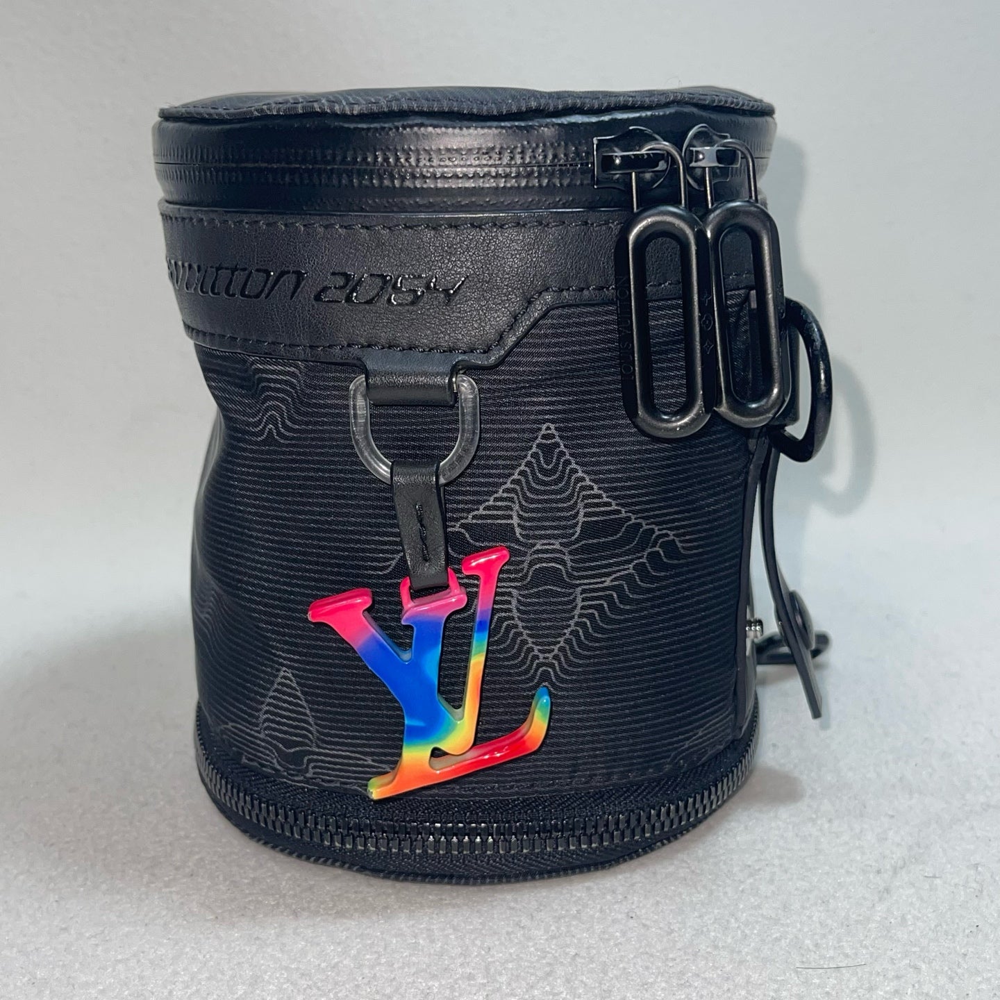 Louis Vuitton - LV2054 Expandable Round Bucket Bag - Technical fabric with leather trim - Black - (small)