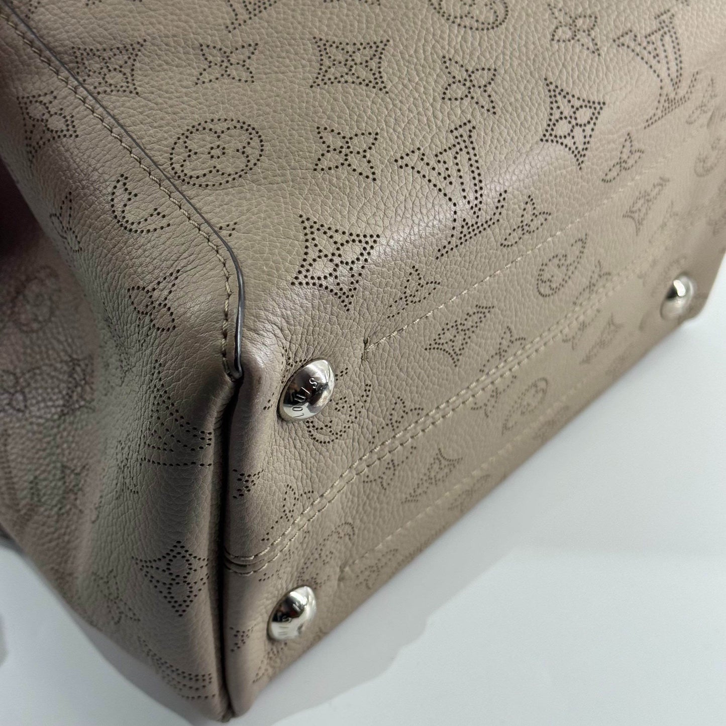 Louis Vuitton - Mahina Babylone BB - Perforated Mahina calfskin leather - Galet (Elephant Grey) - (Small)