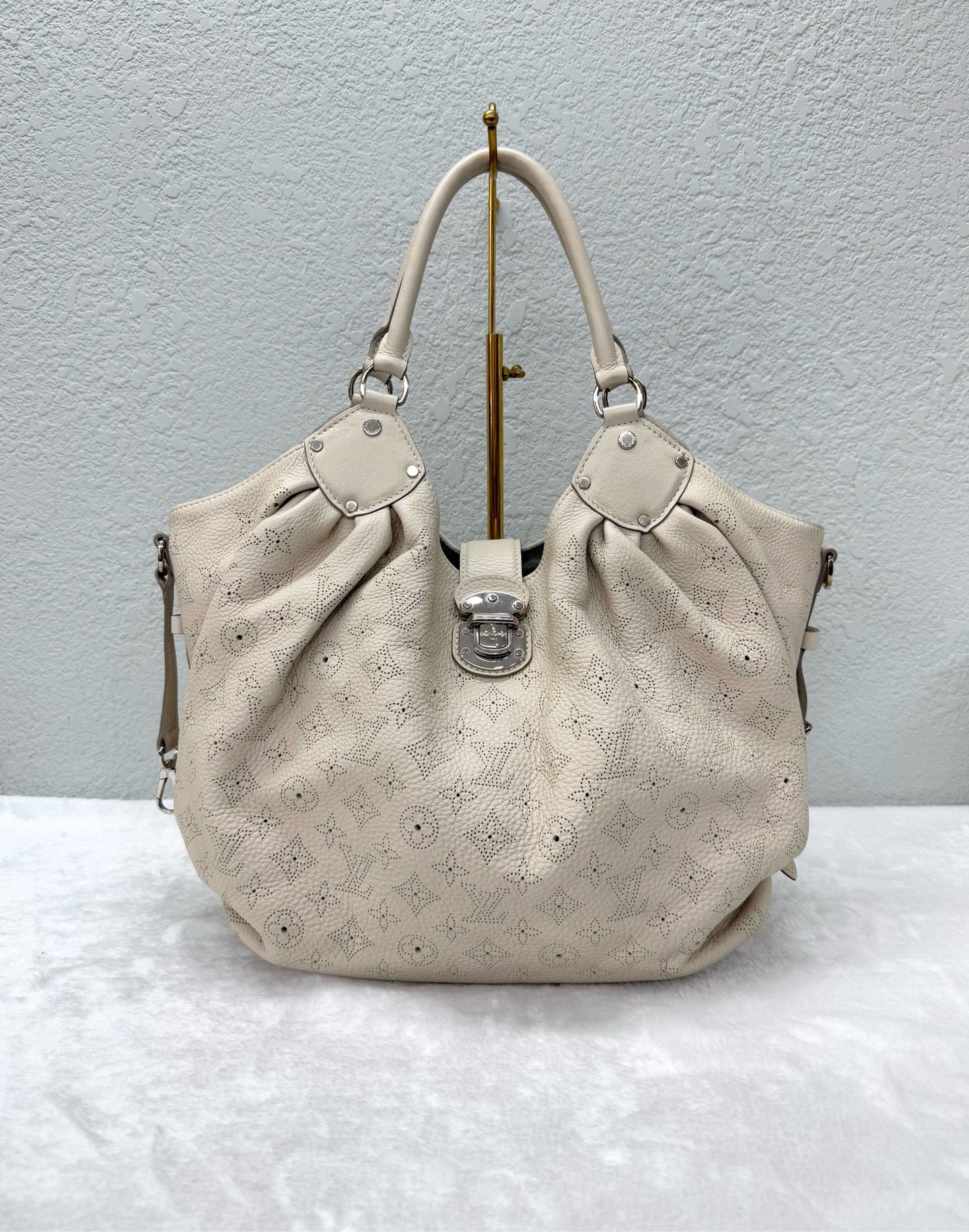 Louis Vuitton - Mahina - Leather - Beige - (Large)