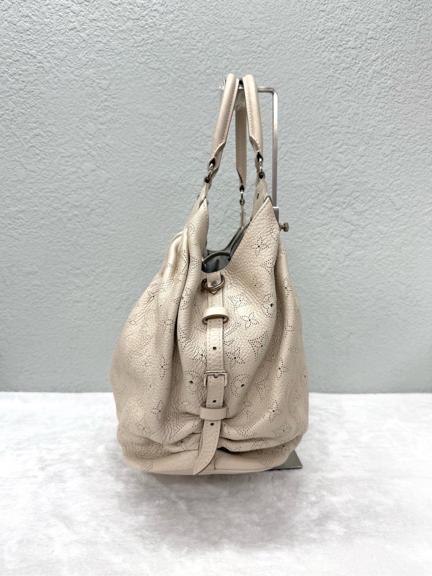 Louis Vuitton - Mahina - Leather - Beige - (Large)
