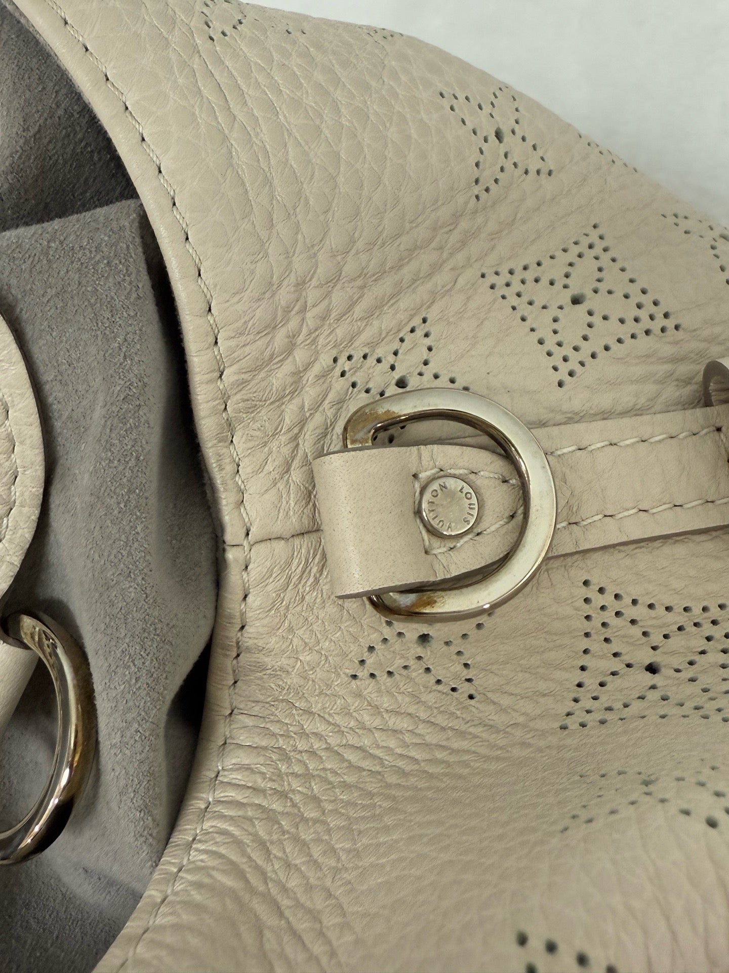 Louis Vuitton - Mahina - Leather - Beige - (Large)