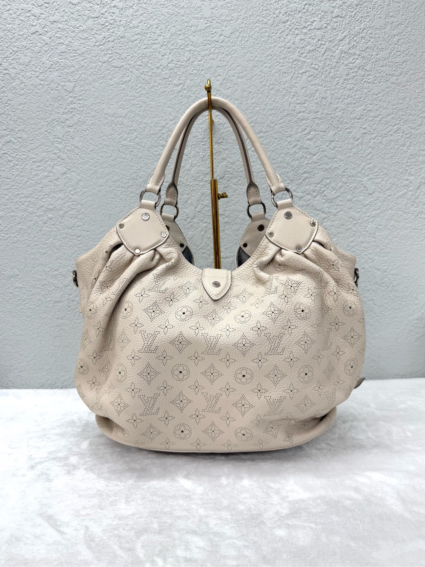 Louis Vuitton - Mahina - Leather - Beige - (Large)
