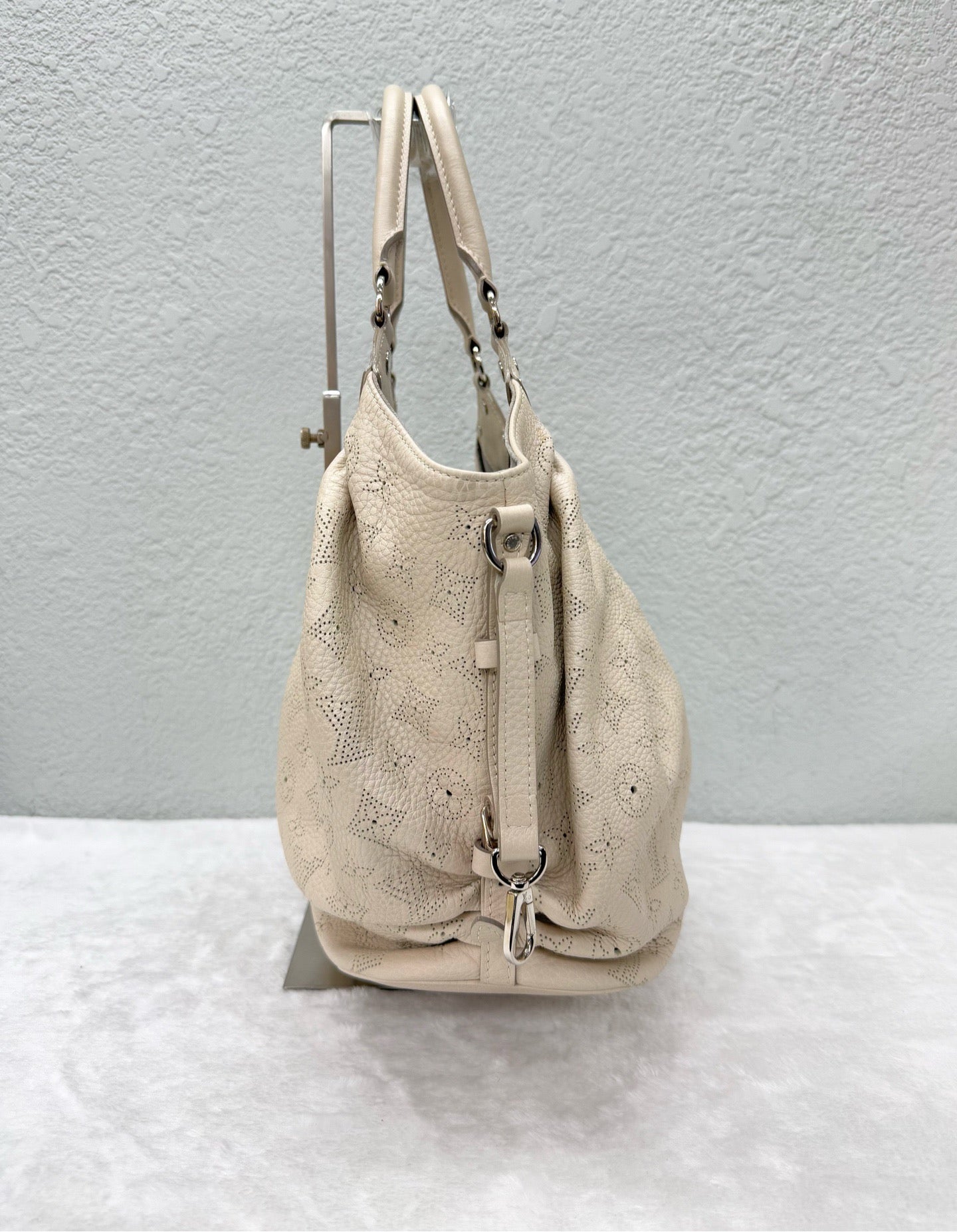 Louis Vuitton - Mahina - Leather - Beige - (Large)