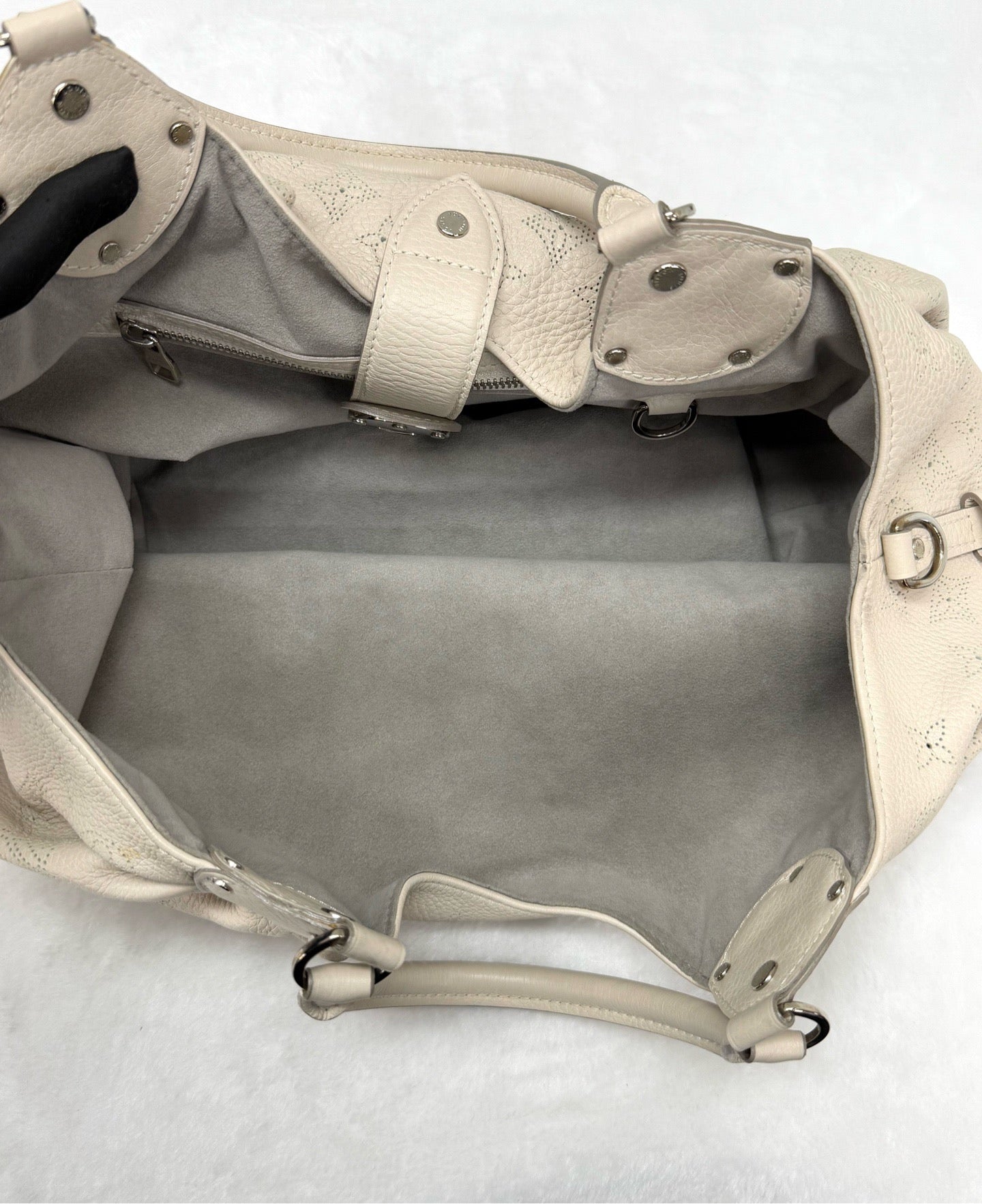 Louis Vuitton - Mahina - Leather - Beige - (Large)