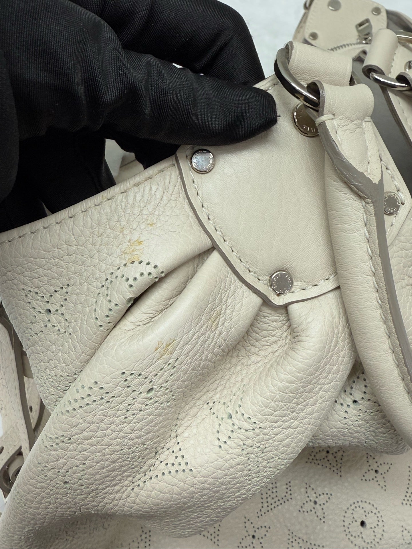Louis Vuitton - Mahina - Leather - Beige - (Large)