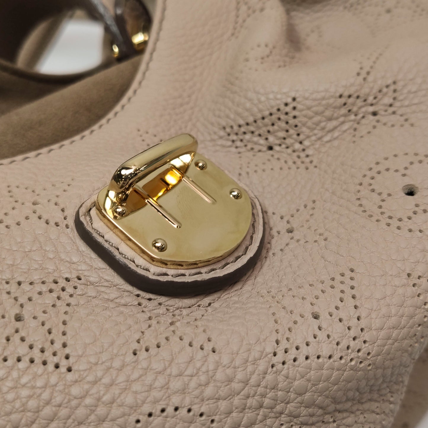 Louis Vuitton - Mahina - Leather - Beige - (medium)