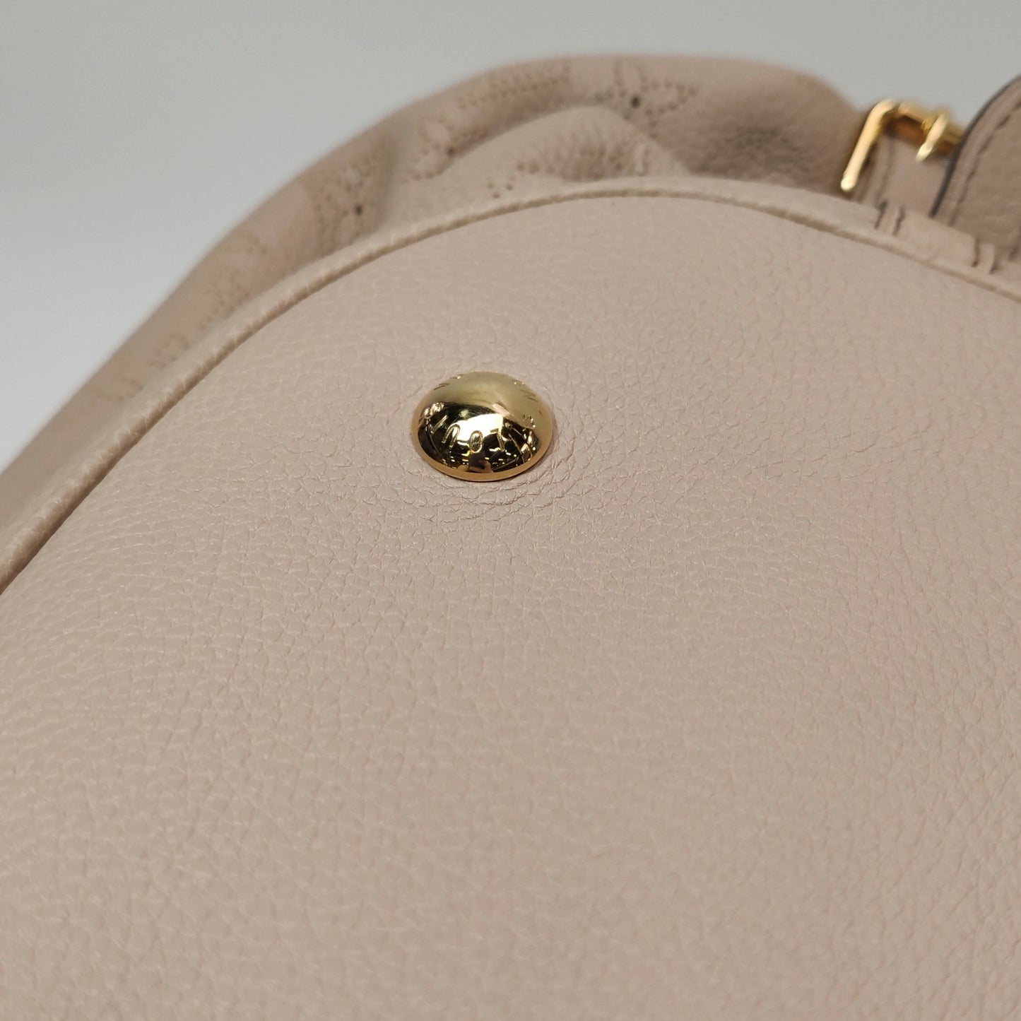 Louis Vuitton - Mahina - Leather - Beige - (medium)