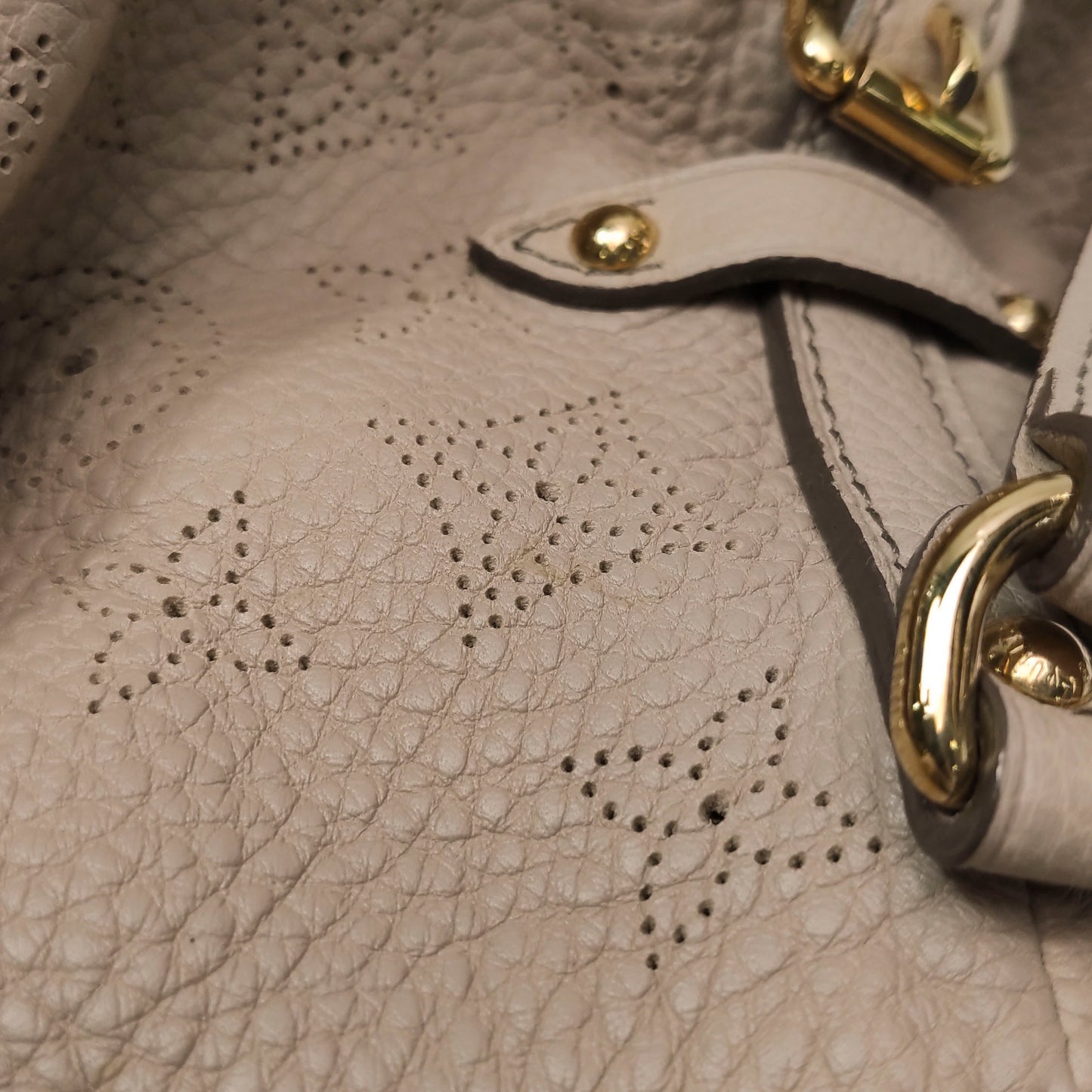 Louis Vuitton - Mahina - Leather - Beige - (medium)