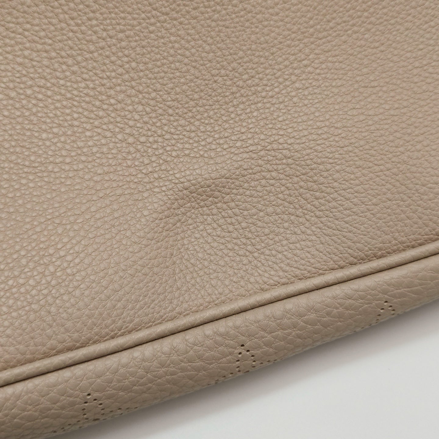 Louis Vuitton - Mahina - Leather - Beige - (medium)