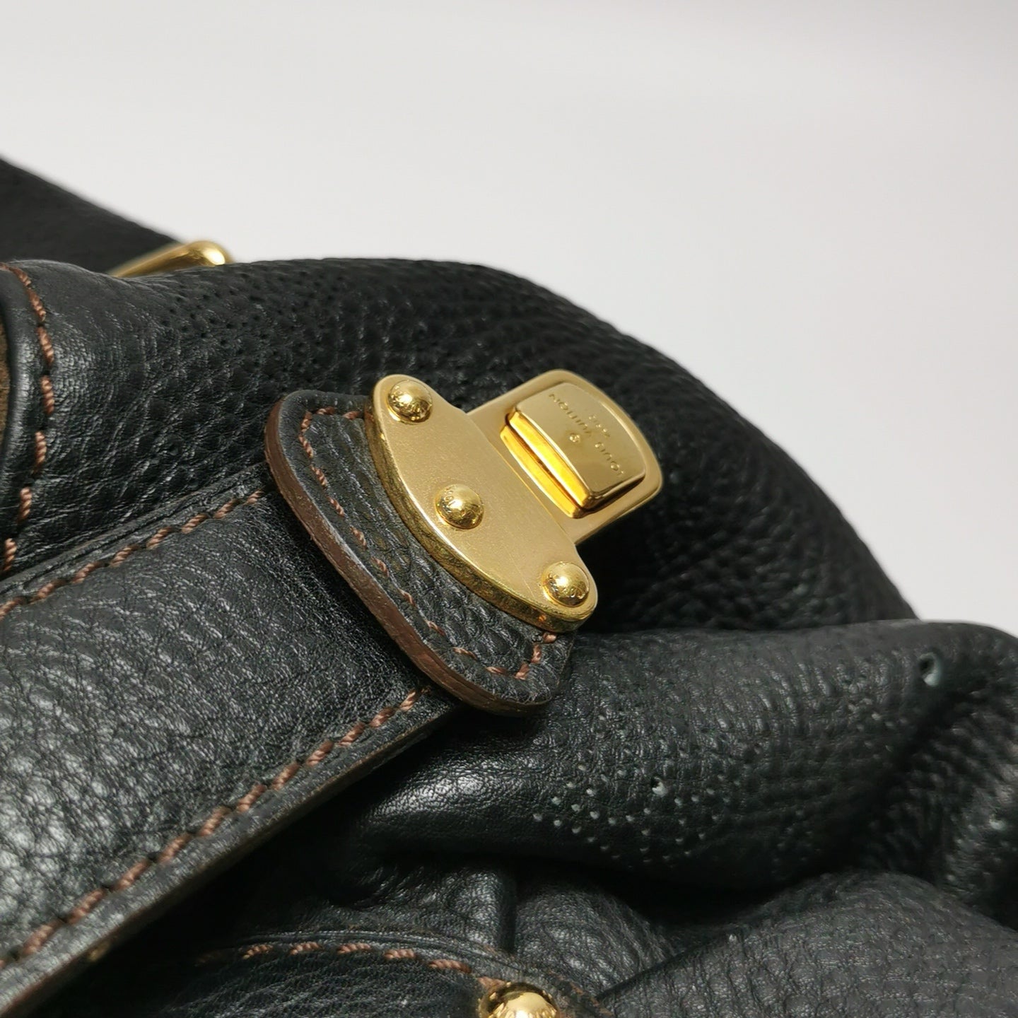 Louis Vuitton - Mahina - Leather - Black - (large)