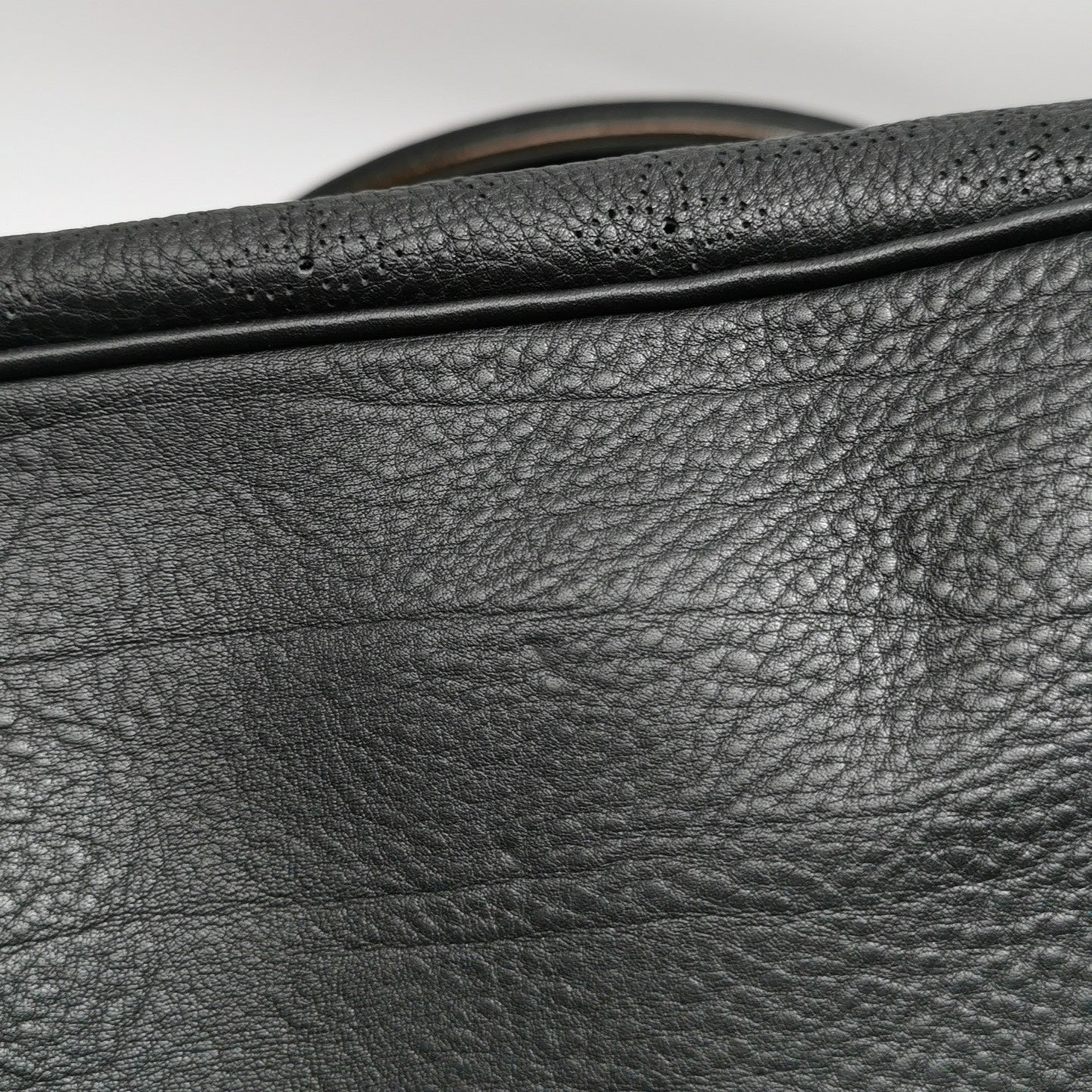 Louis Vuitton - Mahina - Leather - Black - (large)