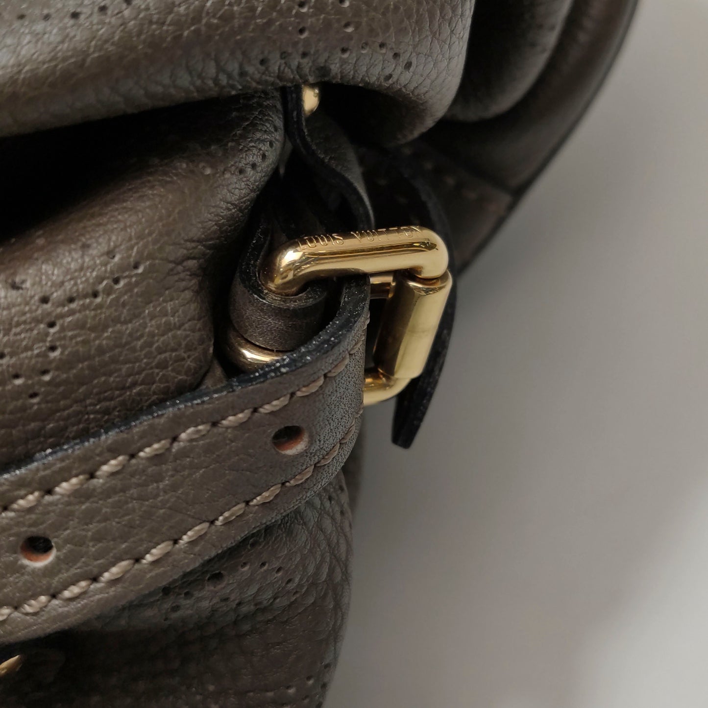 Louis Vuitton - Mahina - Leather - Grey