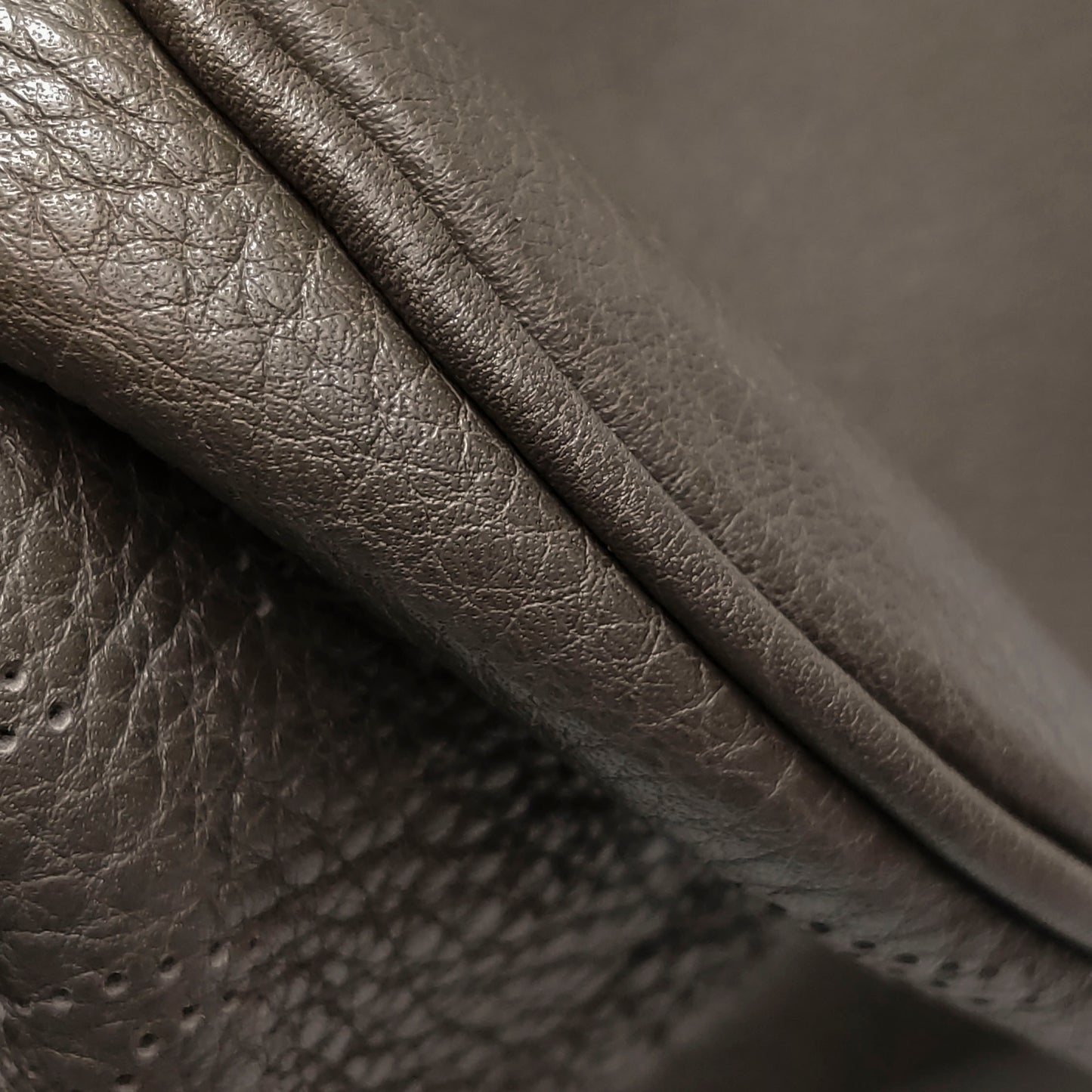 Louis Vuitton - Mahina - Leather - Grey - (large)