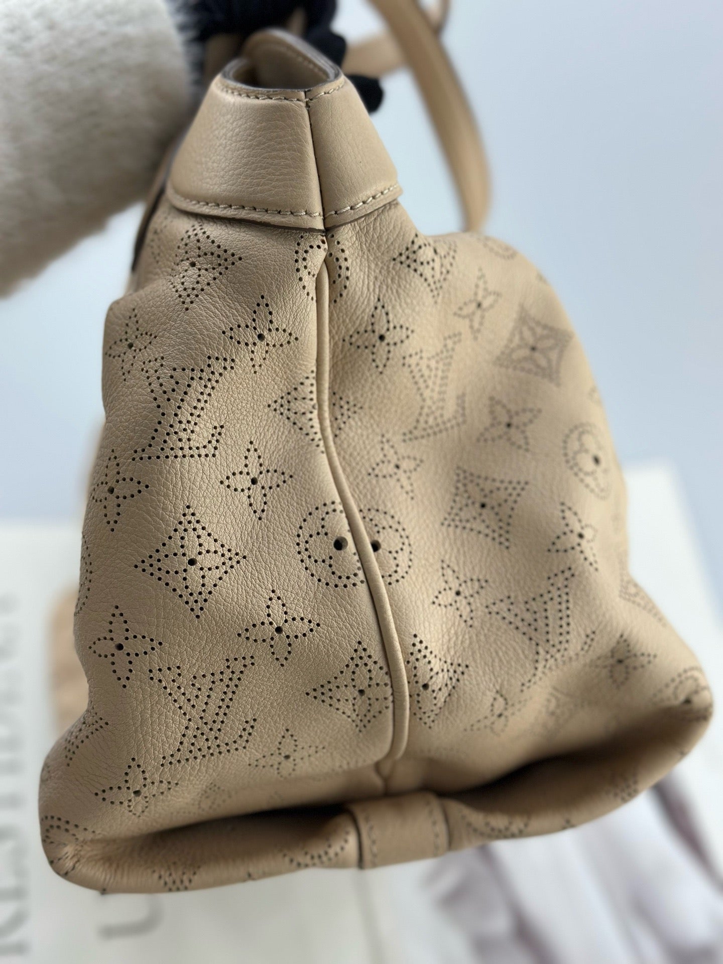 Louis Vuitton - Mahina Perforated Tote - Grained leather - Beige - (Other)