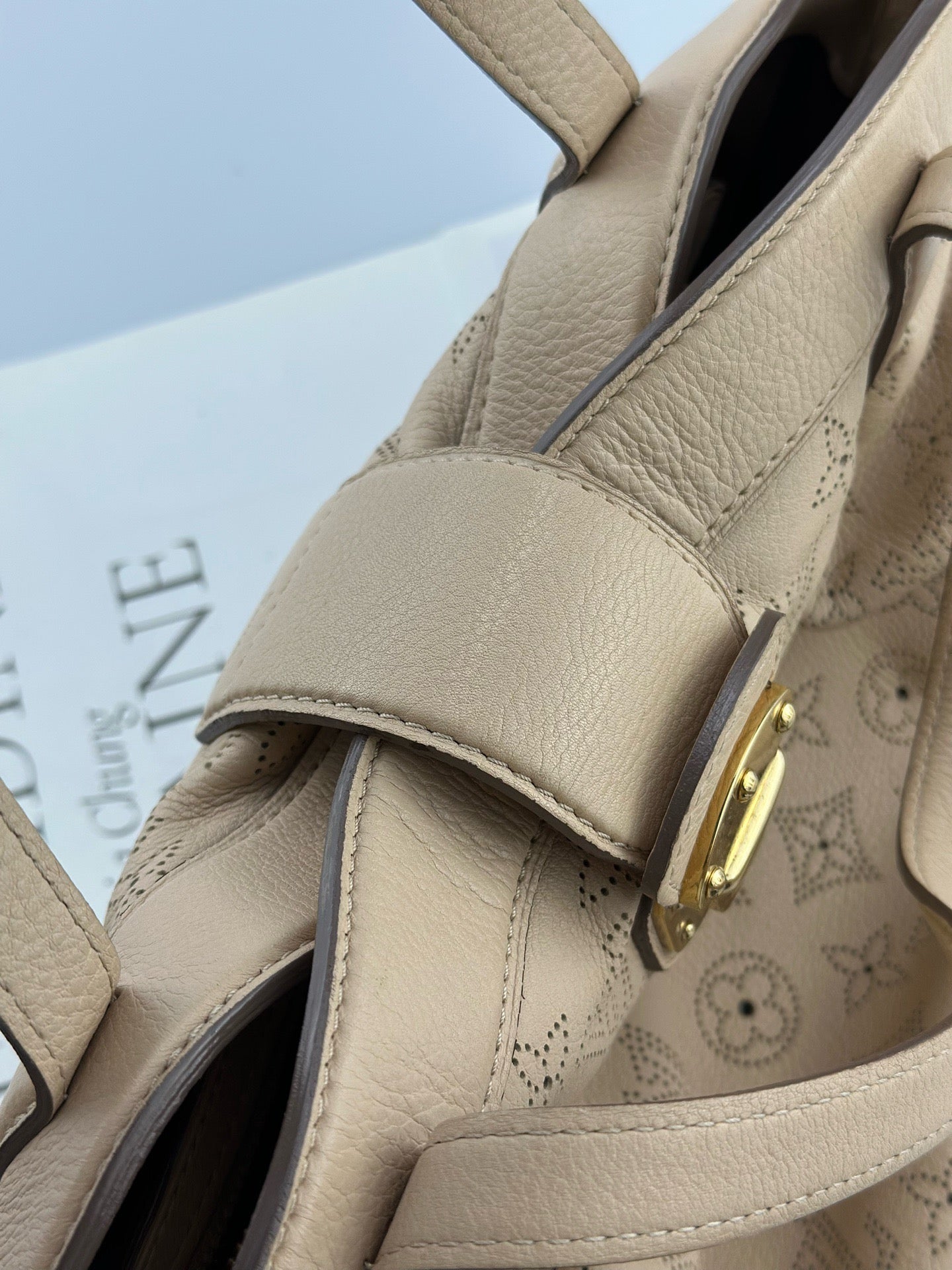 Louis Vuitton - Mahina Perforated Tote - Grained leather - Beige - (Other)