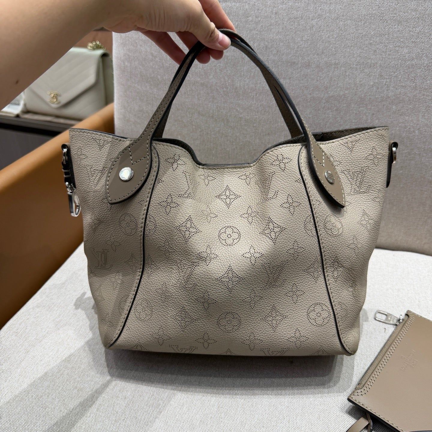 Louis Vuitton - Mahina Perforated Tote - Leather - Grey - (Medium)