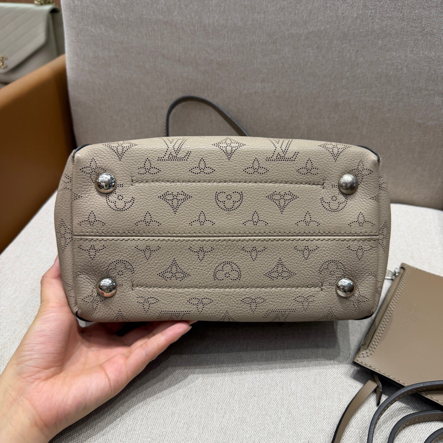 Louis Vuitton - Mahina Perforated Tote - Leather - Grey - (Medium)