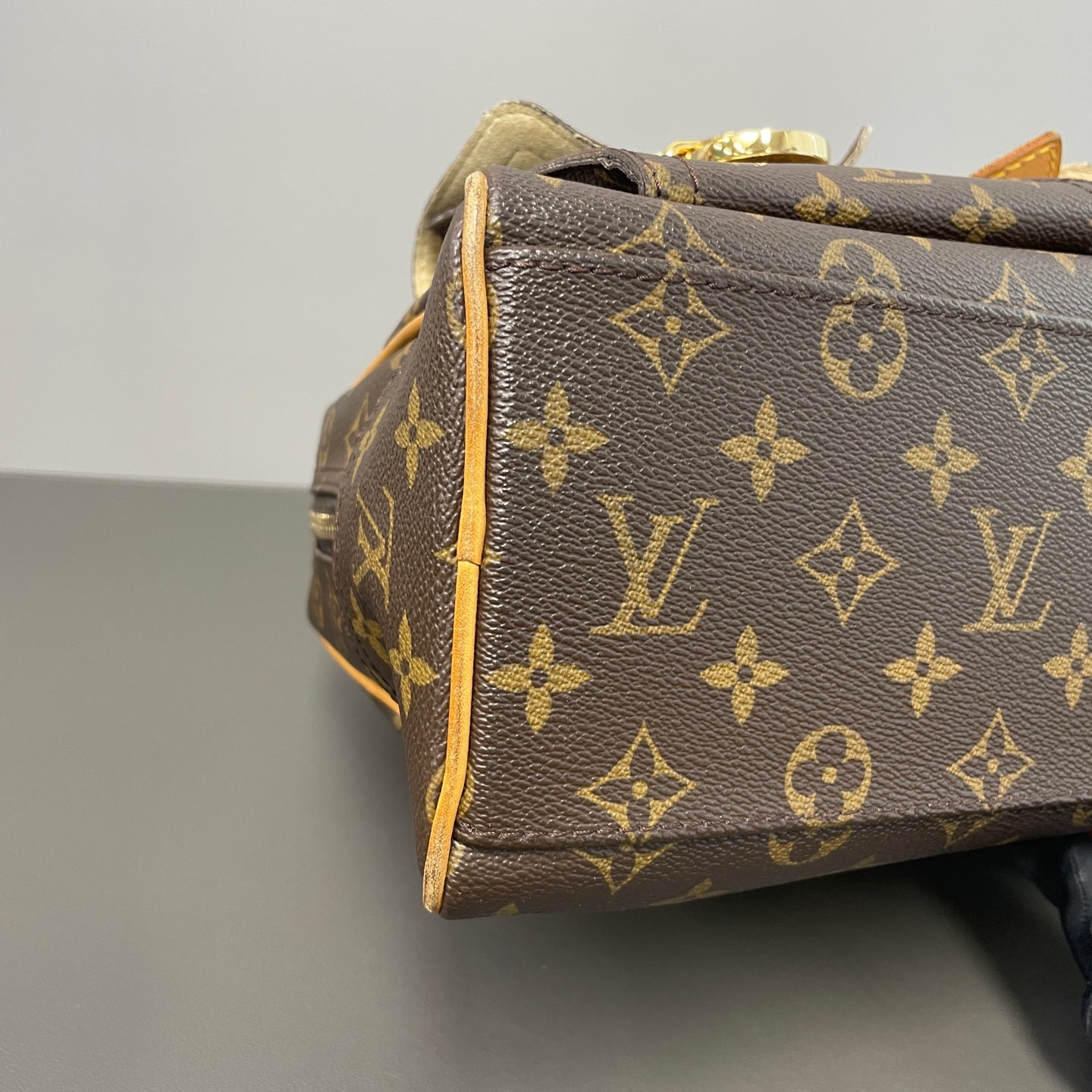Louis Vuitton - Manhattan - Leather - Brown - (Medium)