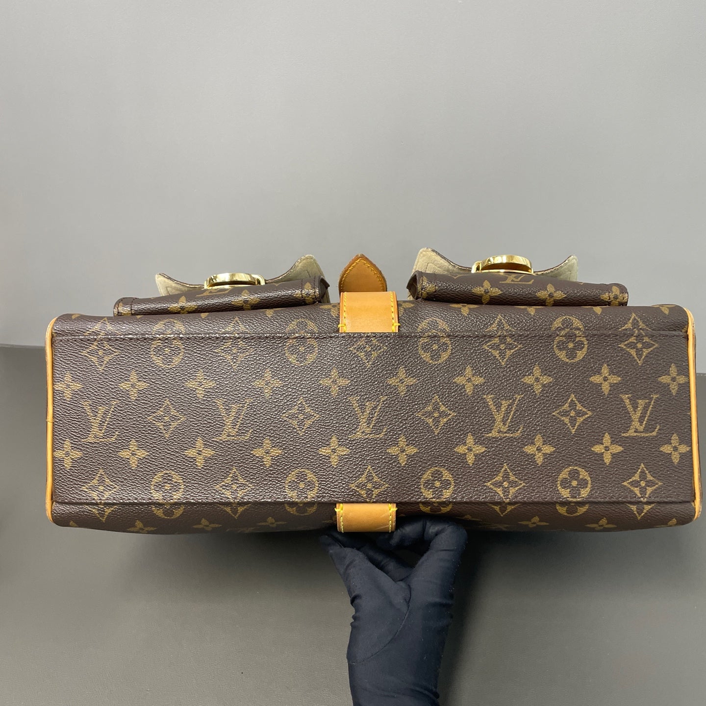 Louis Vuitton - Manhattan - Leather - Brown - (Medium)
