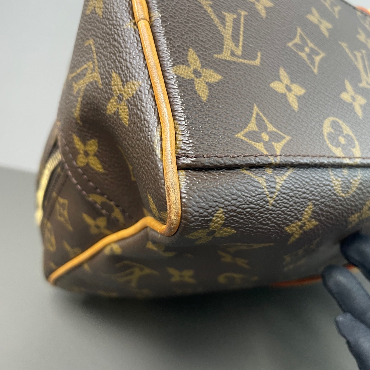 Louis Vuitton - Manhattan - Leather - Brown - (Medium)