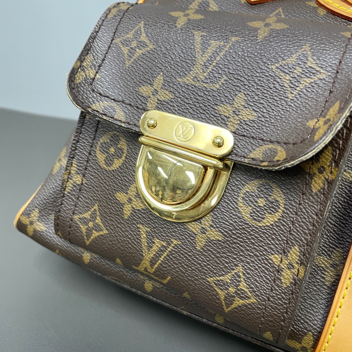 Louis Vuitton - Manhattan - Leather - Brown - (Medium)