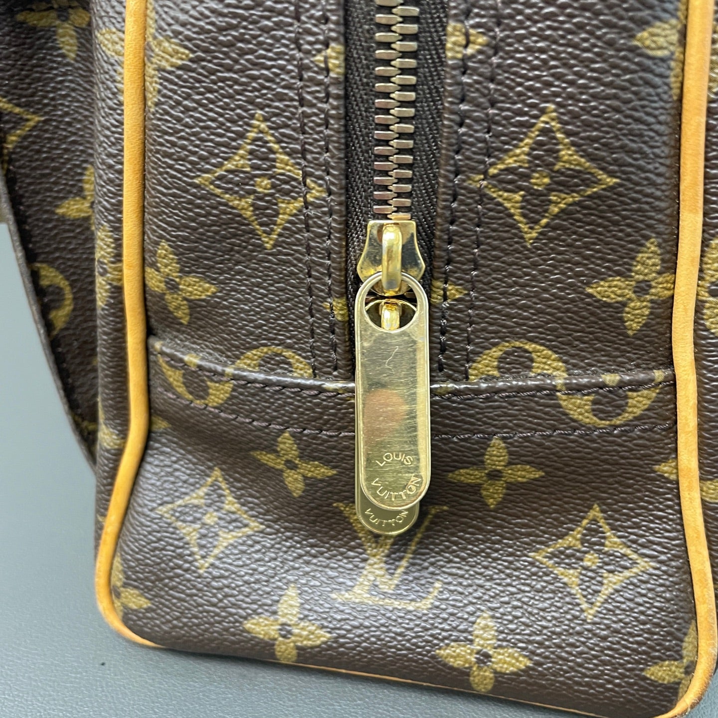 Louis Vuitton - Manhattan - Leather - Brown - (Medium)