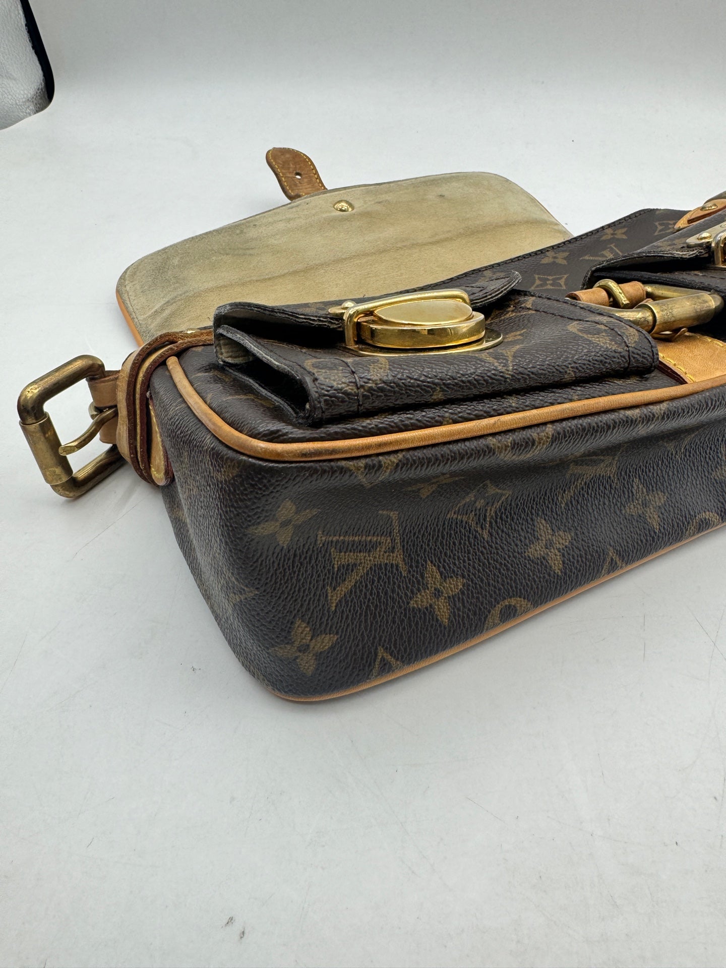 Louis Vuitton - Manhattan - Monogram coated canvas with Vachetta leather trim - Brown - (medium)