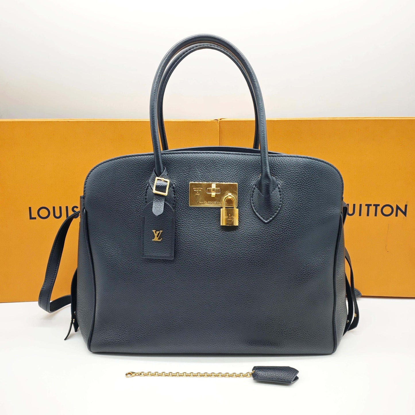 Louis Vuitton - Mila - Embossed cowhide leather - Black - (medium)
