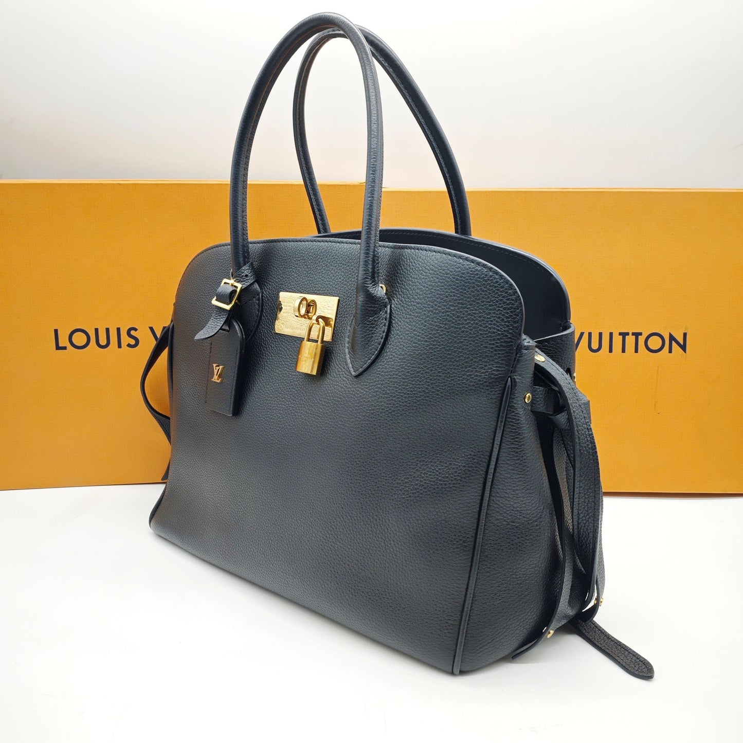 Louis Vuitton - Mila - Embossed cowhide leather - Black - (medium)