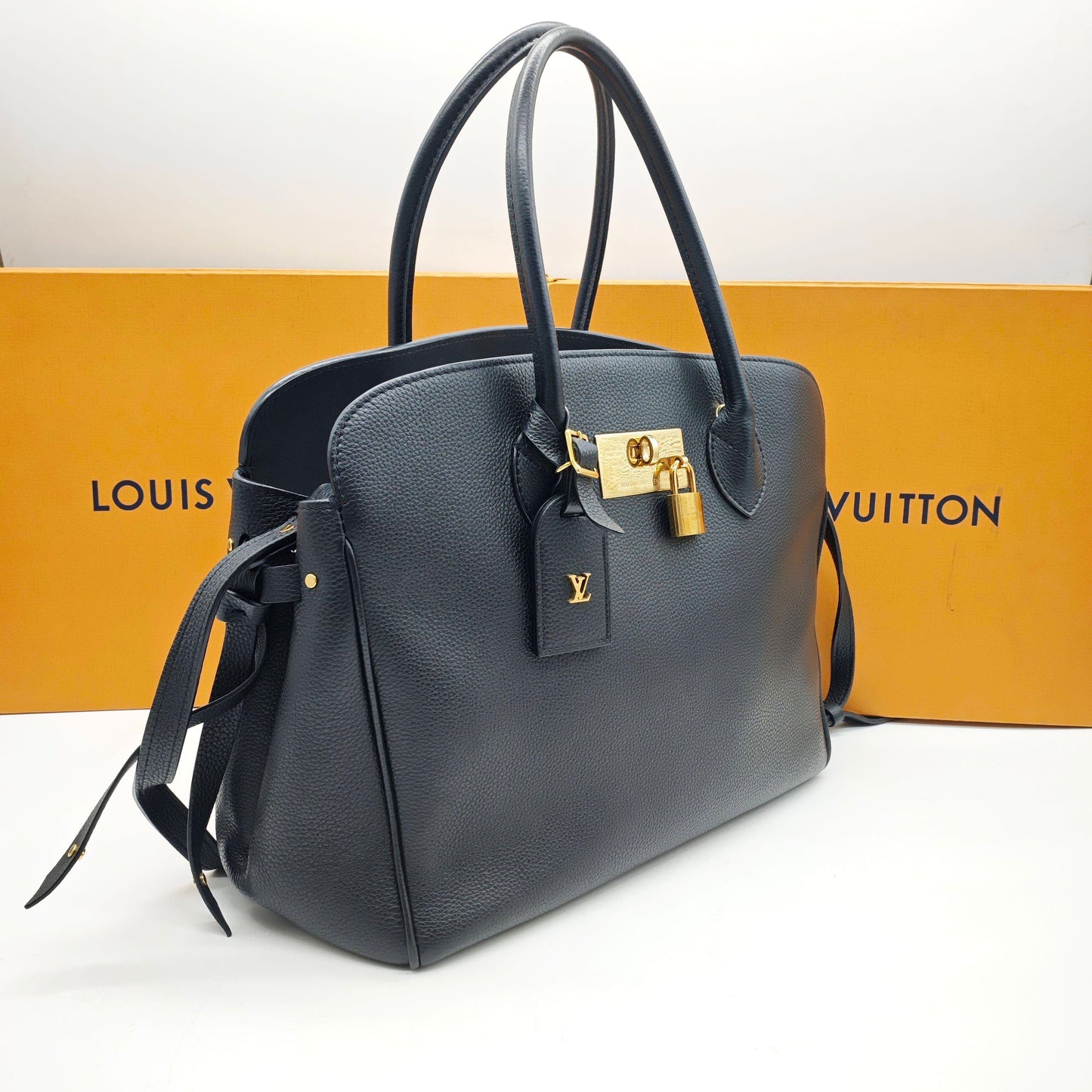 Louis Vuitton - Mila - Embossed cowhide leather - Black - (medium)