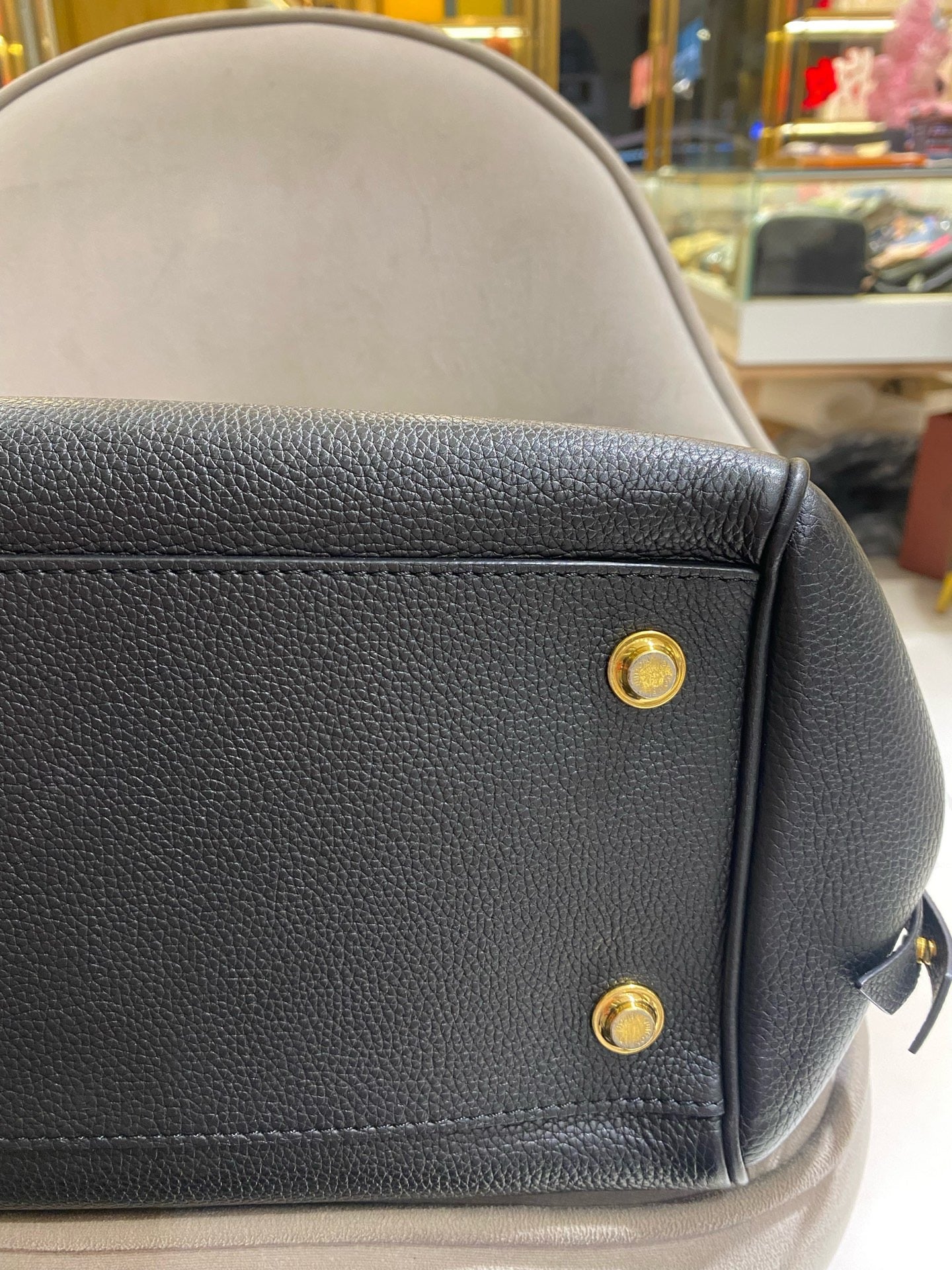 Louis Vuitton - Mila - Embossed cowhide leather - Black - (medium)
