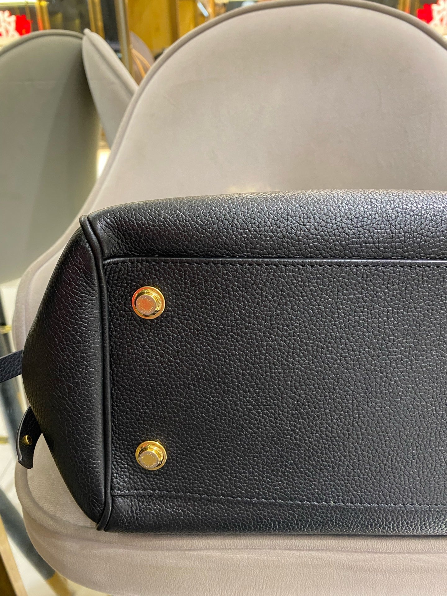 Louis Vuitton - Mila - Embossed cowhide leather - Black - (medium)