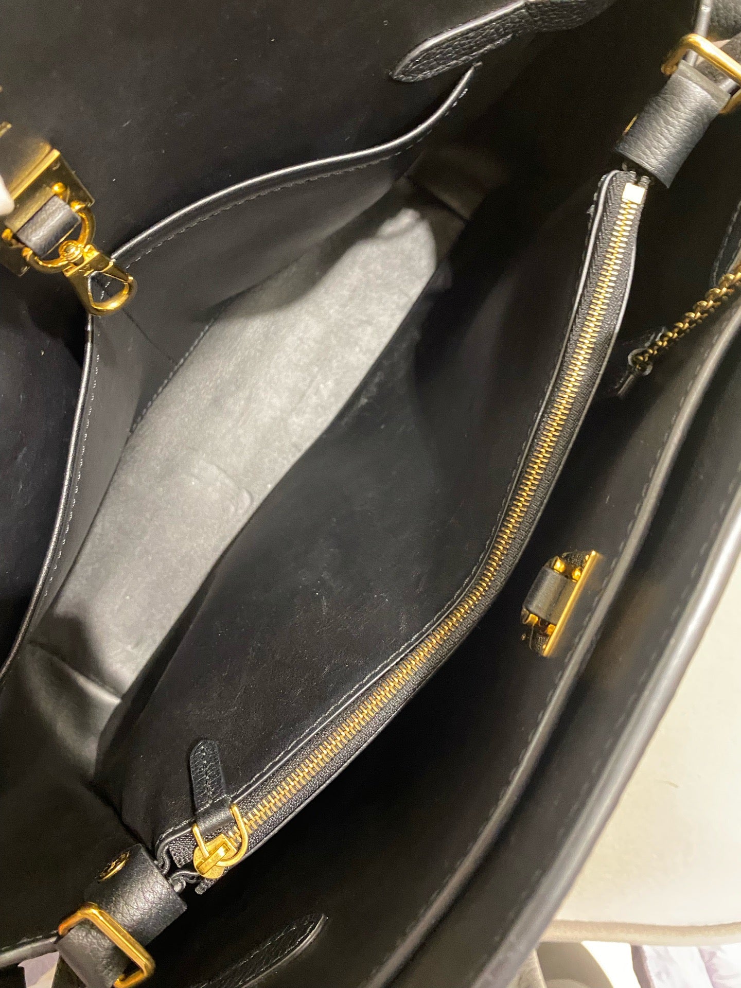 Louis Vuitton - Mila - Embossed cowhide leather - Black - (medium)