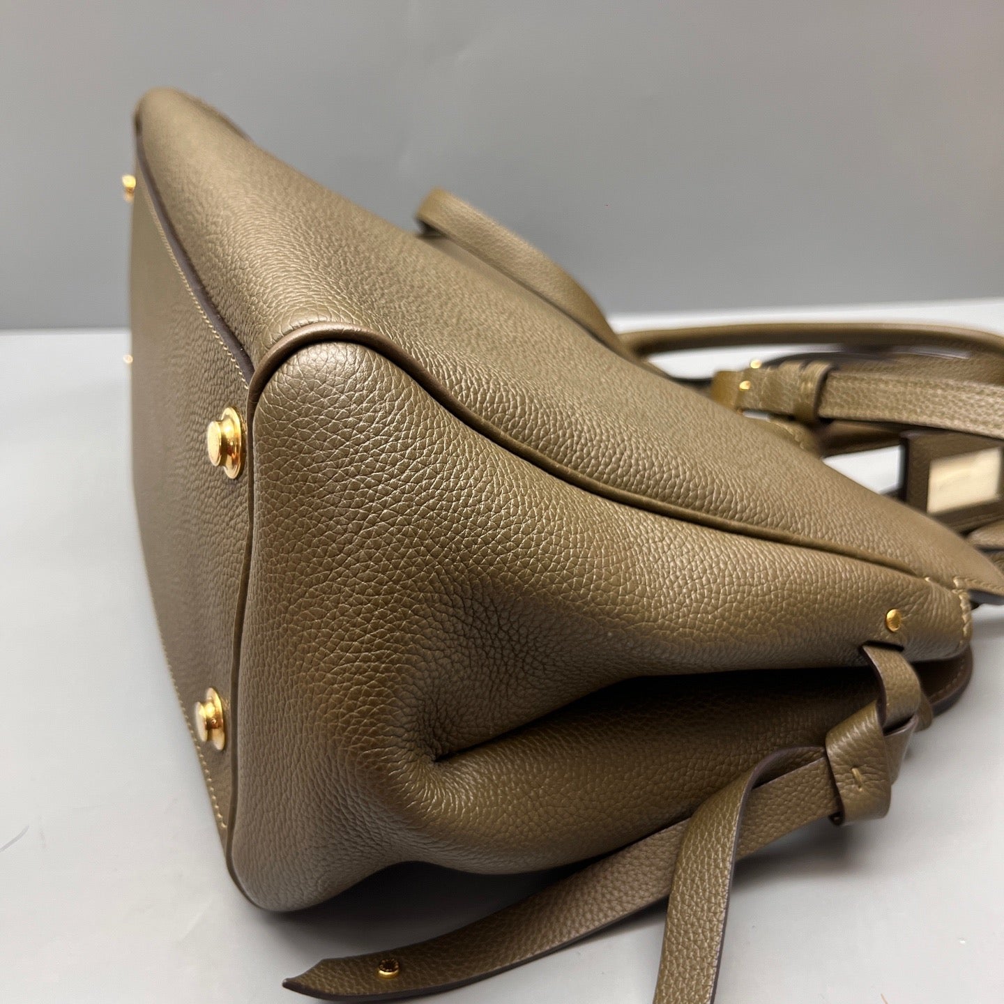 Louis Vuitton - Milla - Grained leather - Olive Green - (Medium)