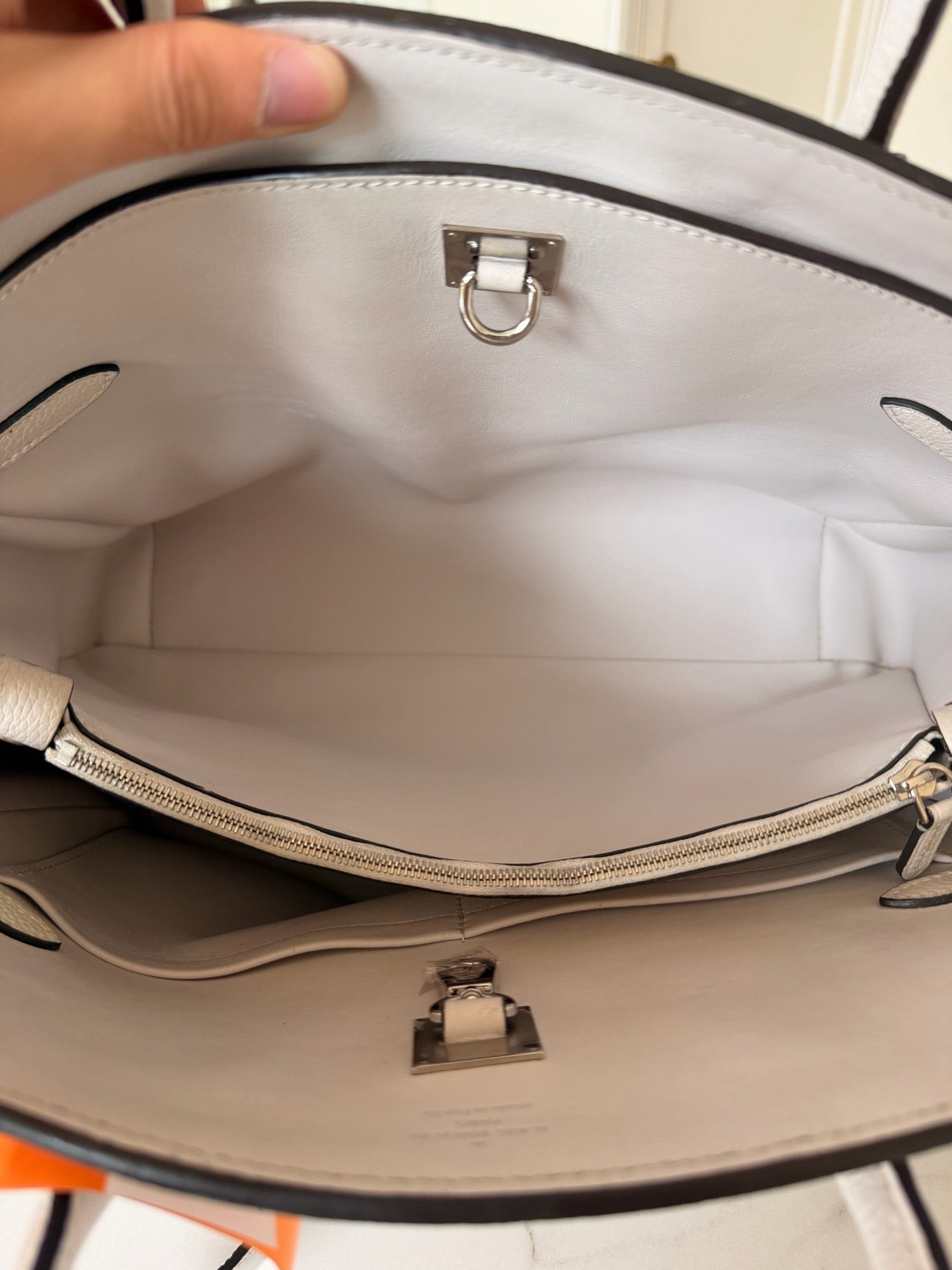 Louis Vuitton - Milla MM - Calfskin - White - (medium)