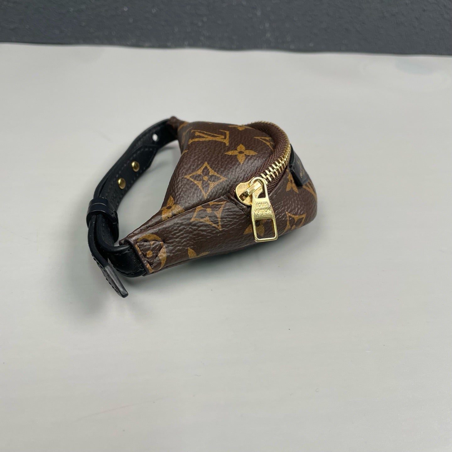 Louis Vuitton - Monogram Bumbag Wristlet - Monogram coated canvas with leather trim - Brown - (mini)