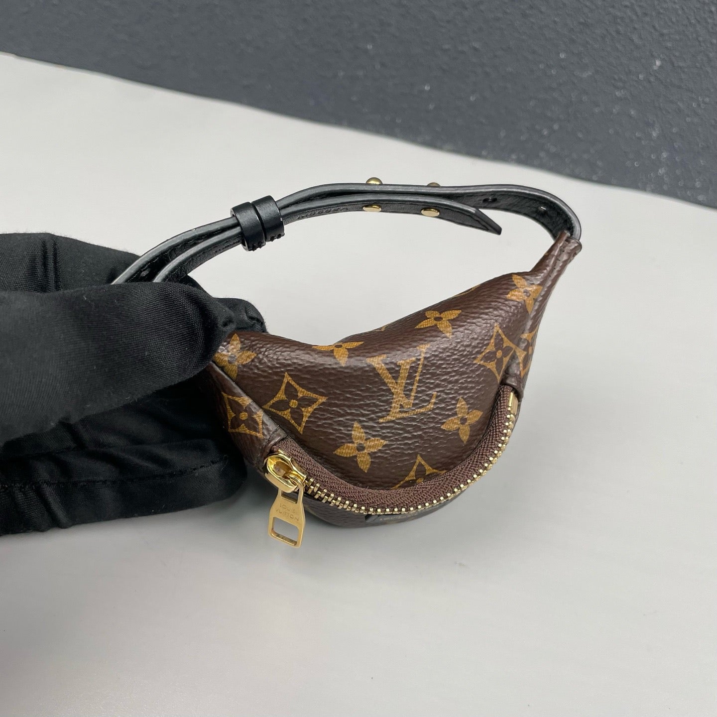 Louis Vuitton - Monogram Bumbag Wristlet - Monogram coated canvas with leather trim - Brown - (mini)