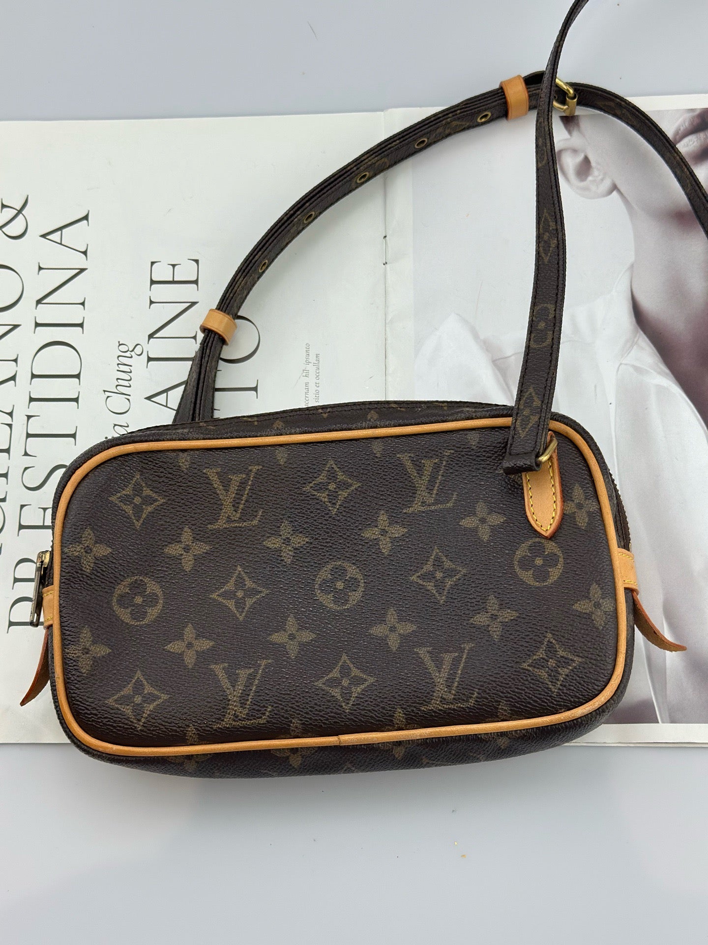Louis Vuitton - Monogram Camera Bag - Monogram canvas with Vachetta leather trim - Brown - (mini)