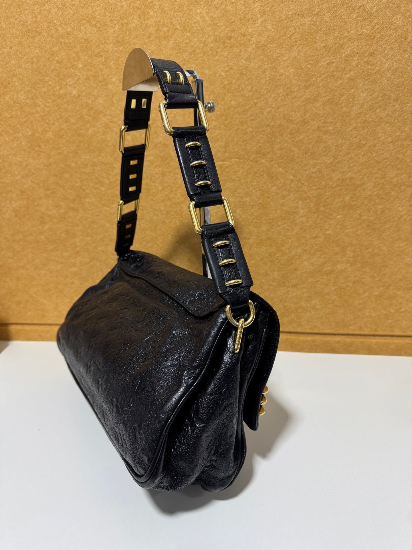 Louis Vuitton - Monogram Embossed Lock Bag - Leather - Black - (Other)