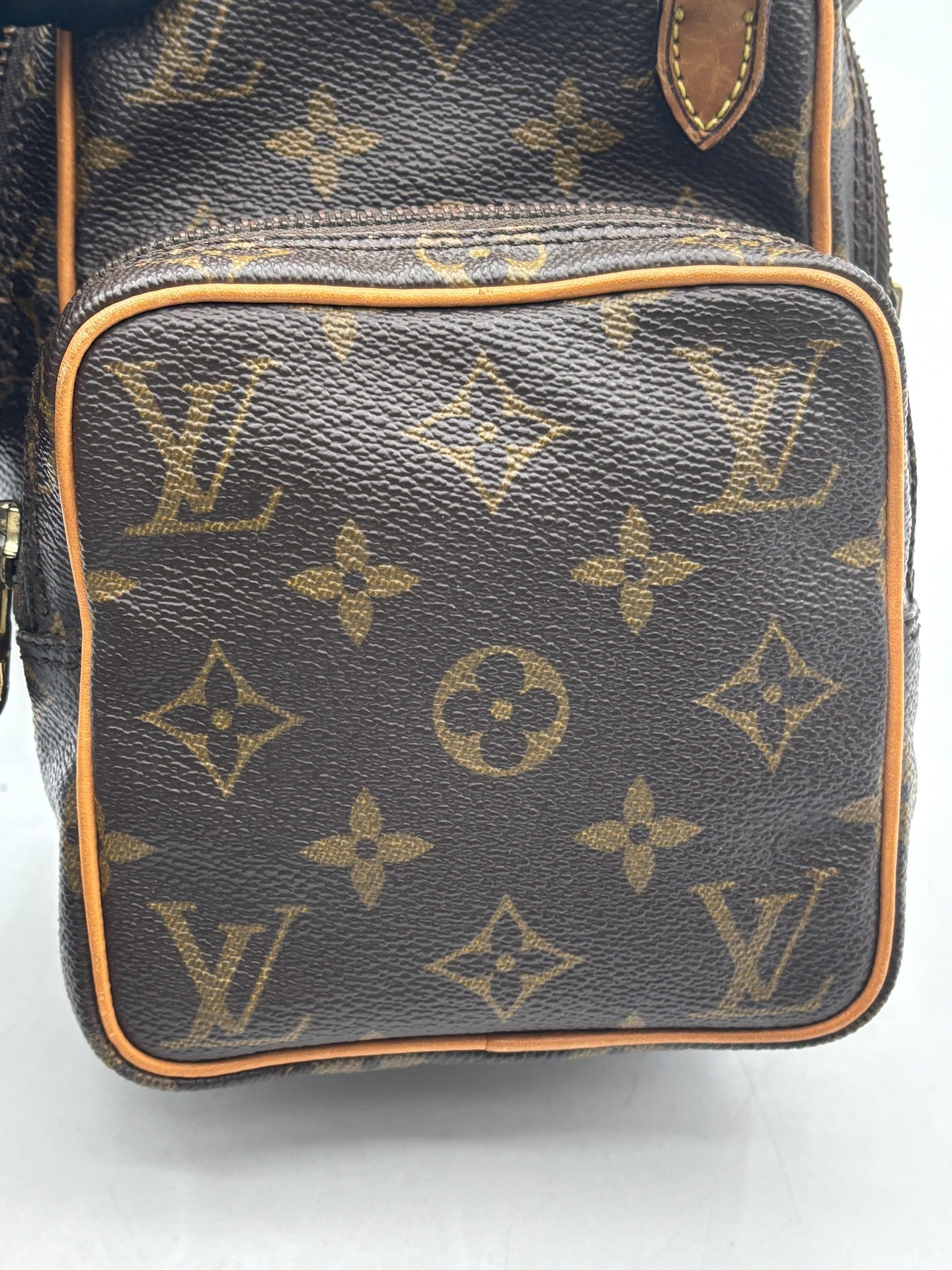 Louis Vuitton - Monogram Vertical Double Camera Bag - Monogram coated canvas with natural vachetta leather trim - Brown - (Small)