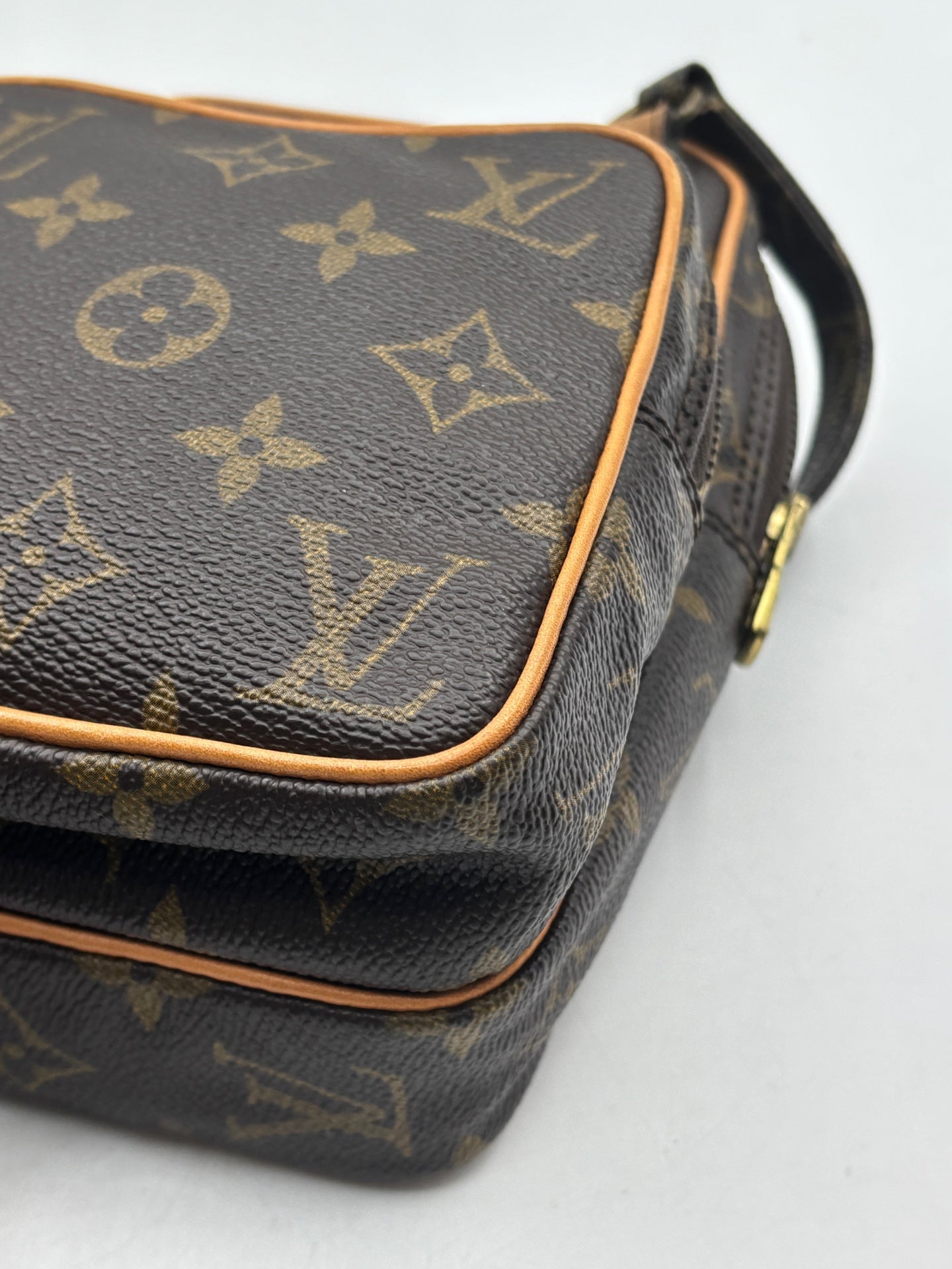 Louis Vuitton - Monogram Vertical Double Camera Bag - Monogram coated canvas with natural vachetta leather trim - Brown - (Small)