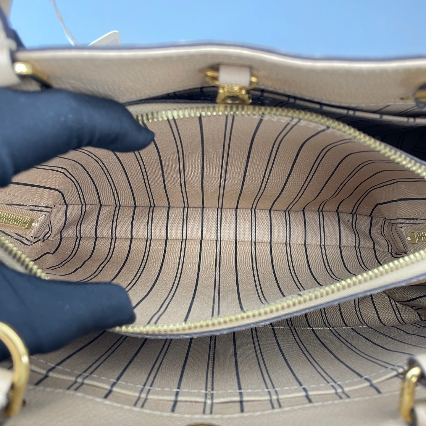Louis Vuitton - Montaigne - Leather - Beige - (medium)