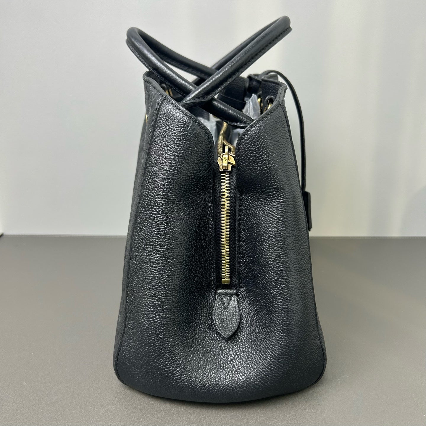 Louis Vuitton - Montaigne - Leather - Black - (medium)