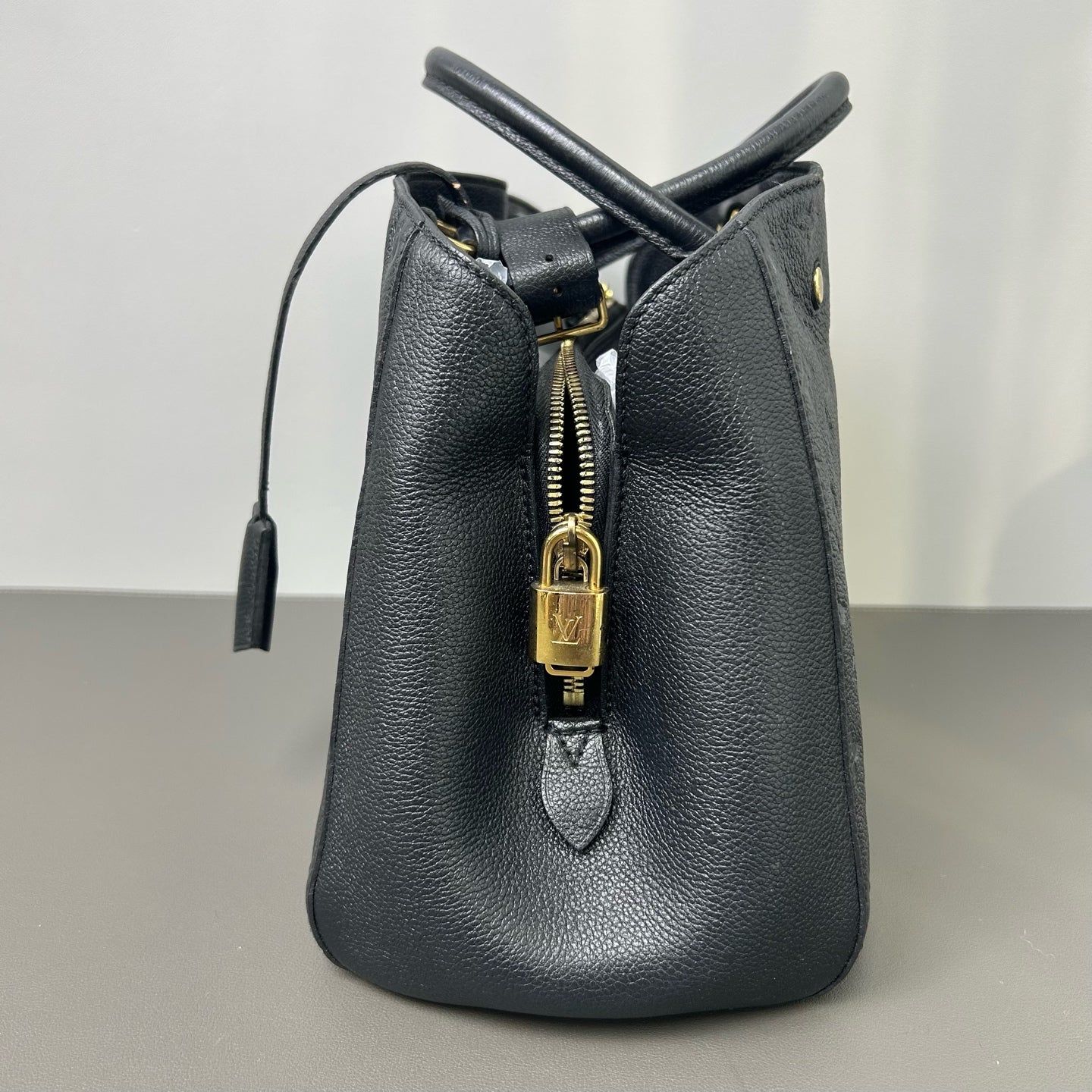 Louis Vuitton - Montaigne - Leather - Black - (medium)
